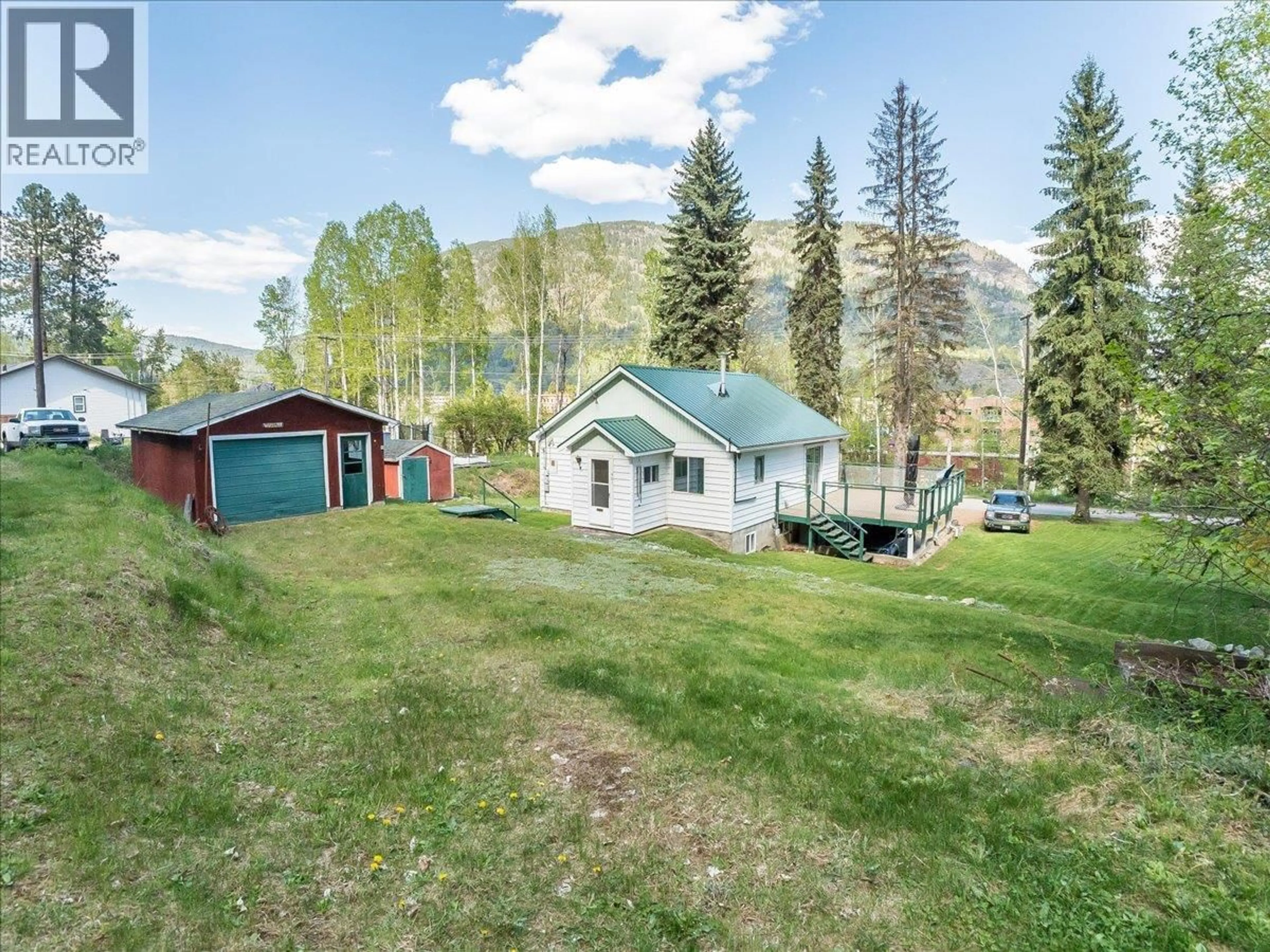 A pic from outside/outdoor area/front of a property/back of a property/a pic from drone, mountain view for 401 LAKEVIEW STREET, Castlegar British Columbia V1N3Y1
