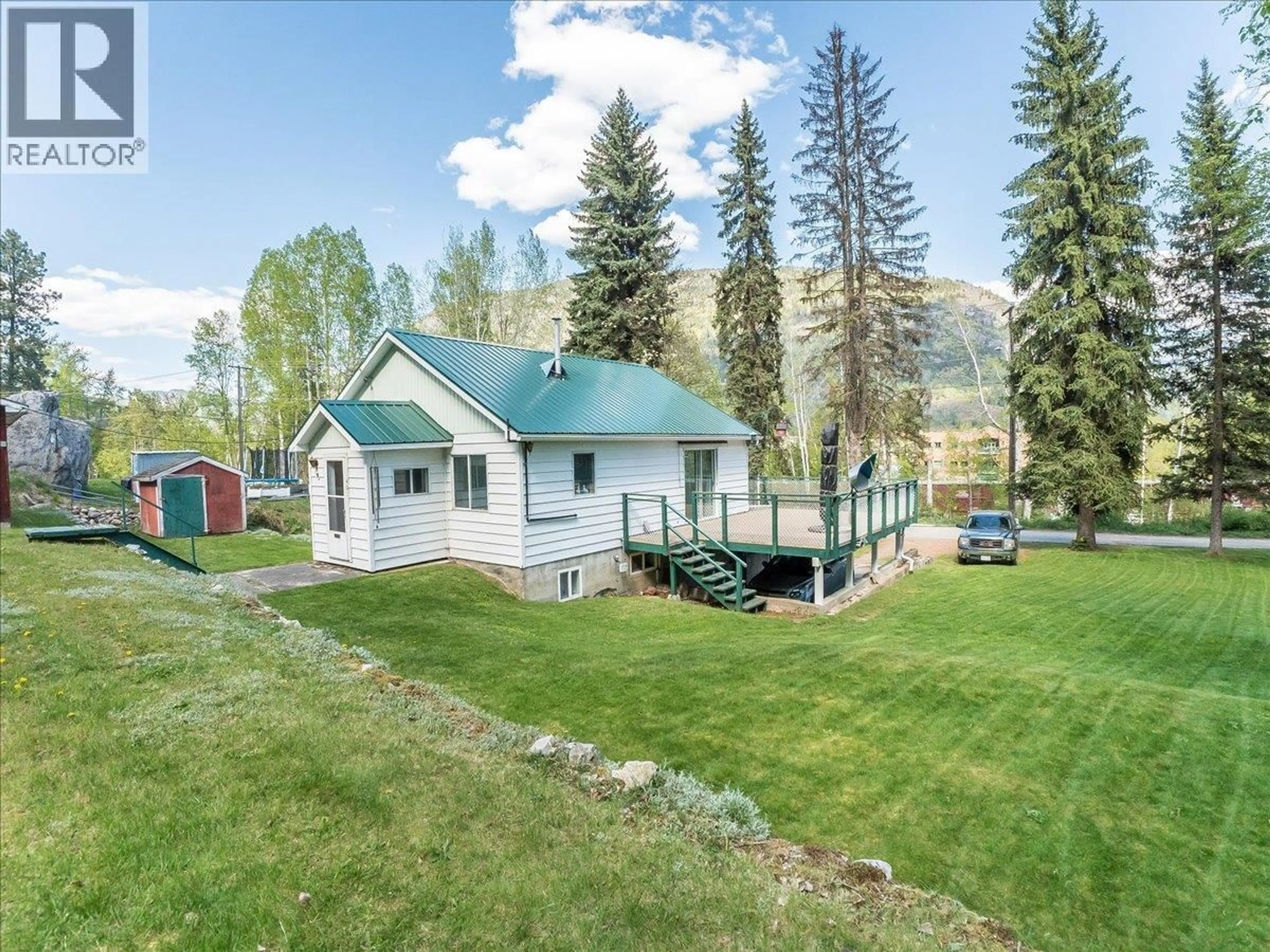 A pic from outside/outdoor area/front of a property/back of a property/a pic from drone, mountain view for 401 LAKEVIEW STREET, Castlegar British Columbia V1N3Y1