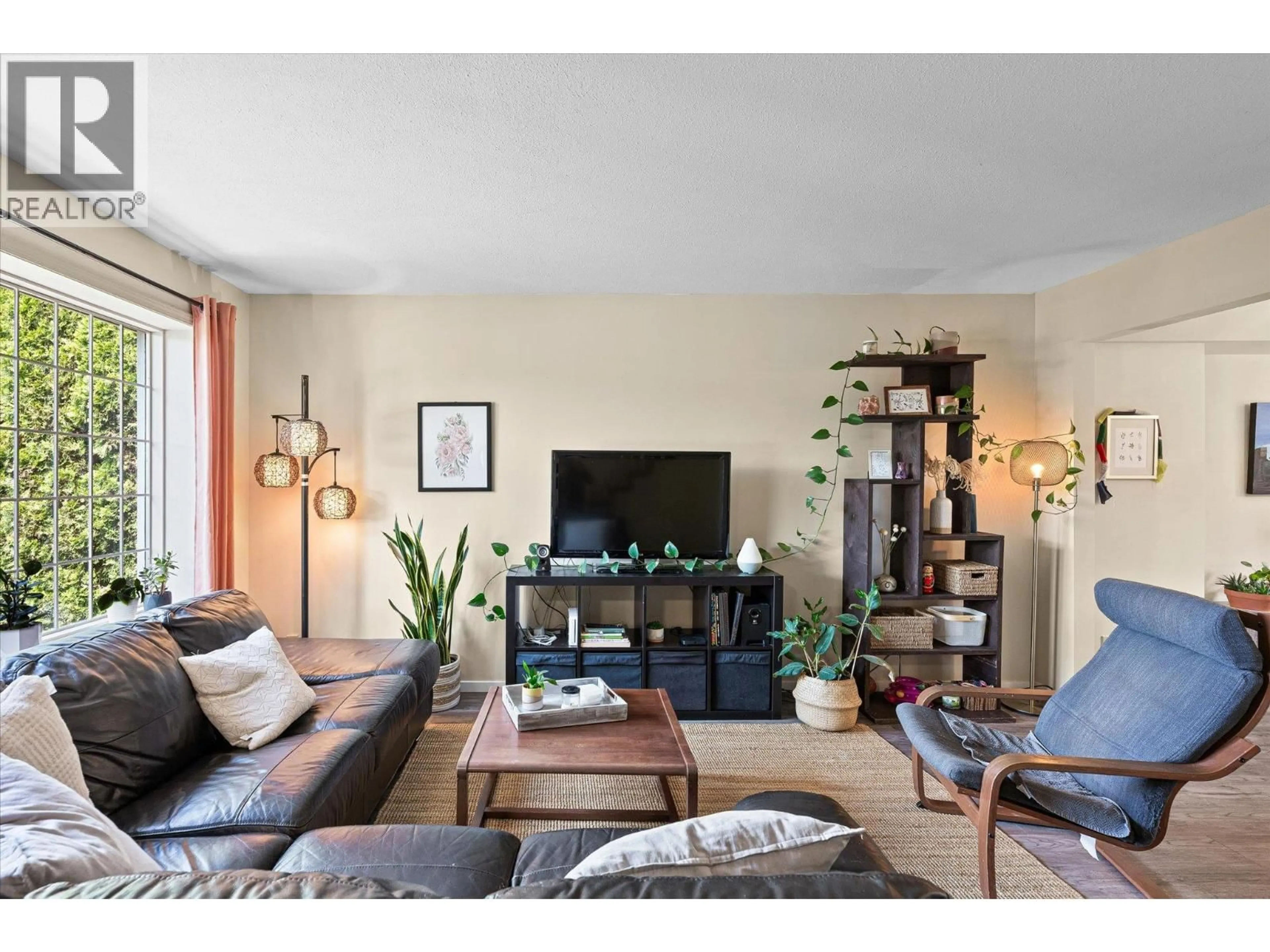 Living room with furniture, unknown for 1170 WINTERGREEN CRESCENT, Kelowna British Columbia V1W3V8
