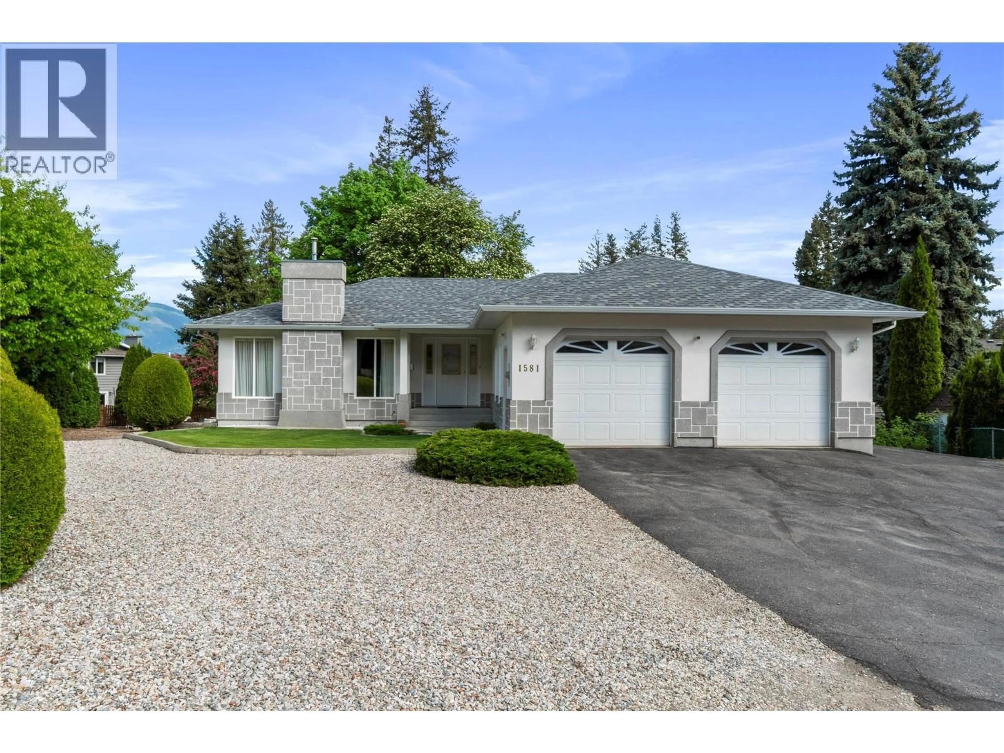Home with vinyl exterior material, street for 1581 16 AVENUE SOUTHEAST, Salmon Arm British Columbia V1E2M7