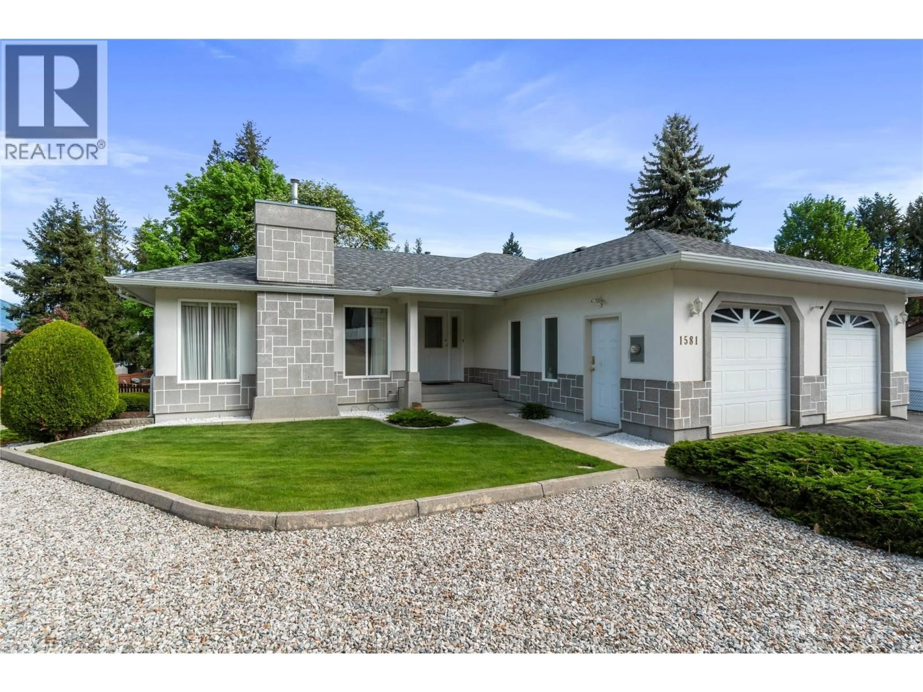 Home with vinyl exterior material, street for 1581 16 AVENUE SOUTHEAST, Salmon Arm British Columbia V1E2M7