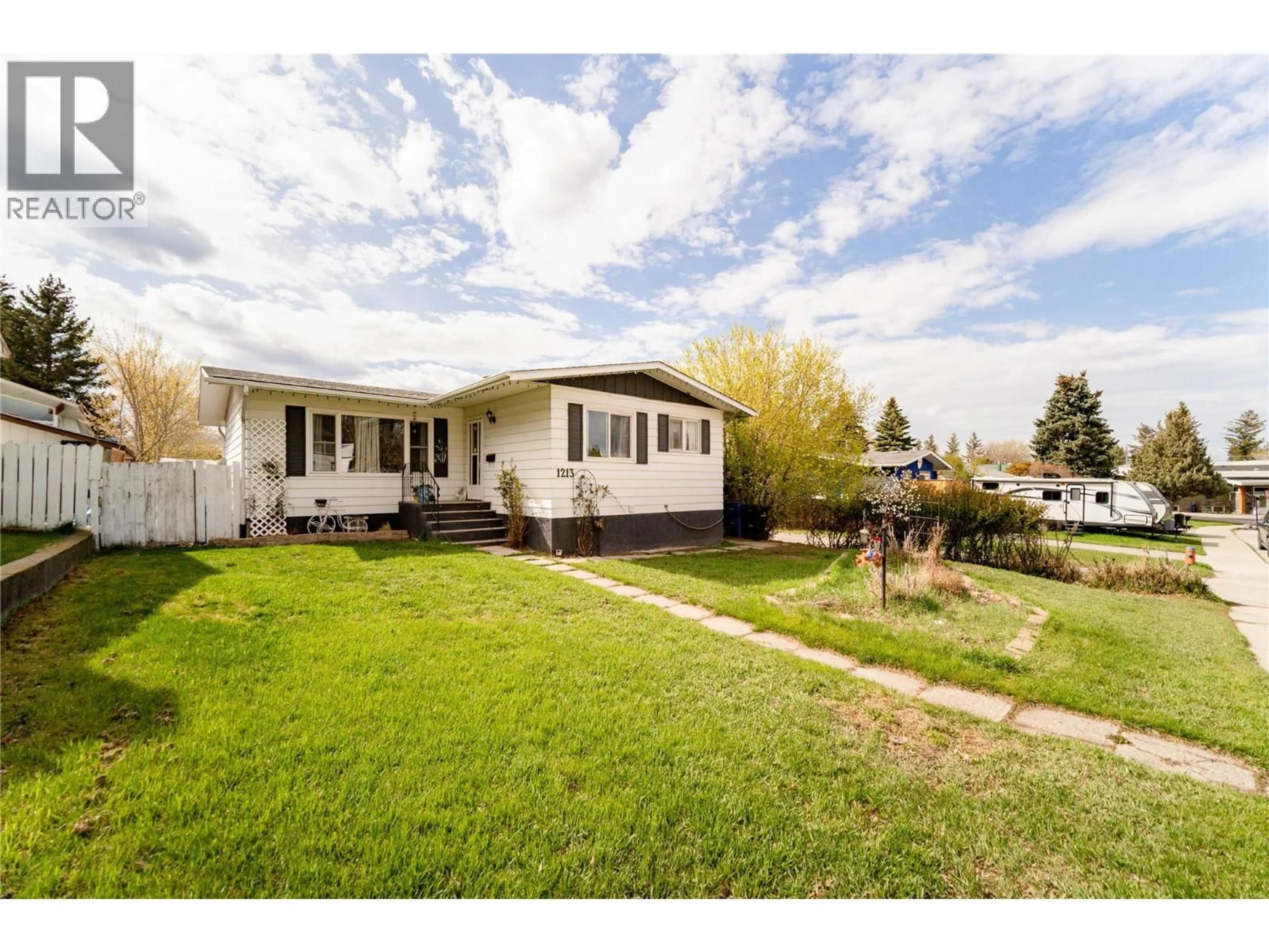 Home with vinyl exterior material, street for 1213 10TH AVENUE SOUTH, Cranbrook British Columbia V1C2N7