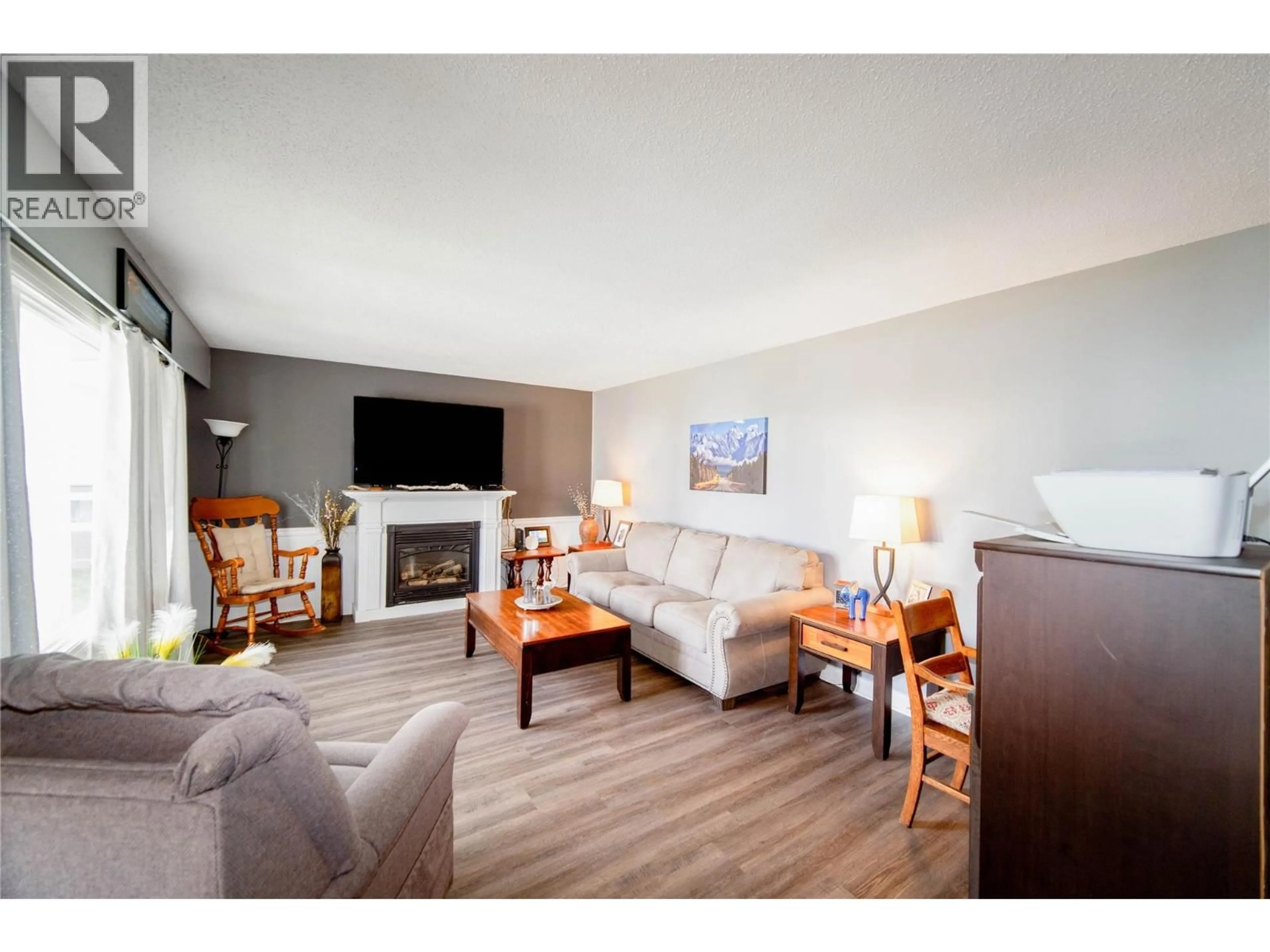 Living room with furniture, wood/laminate floor for 1213 10TH AVENUE SOUTH, Cranbrook British Columbia V1C2N7