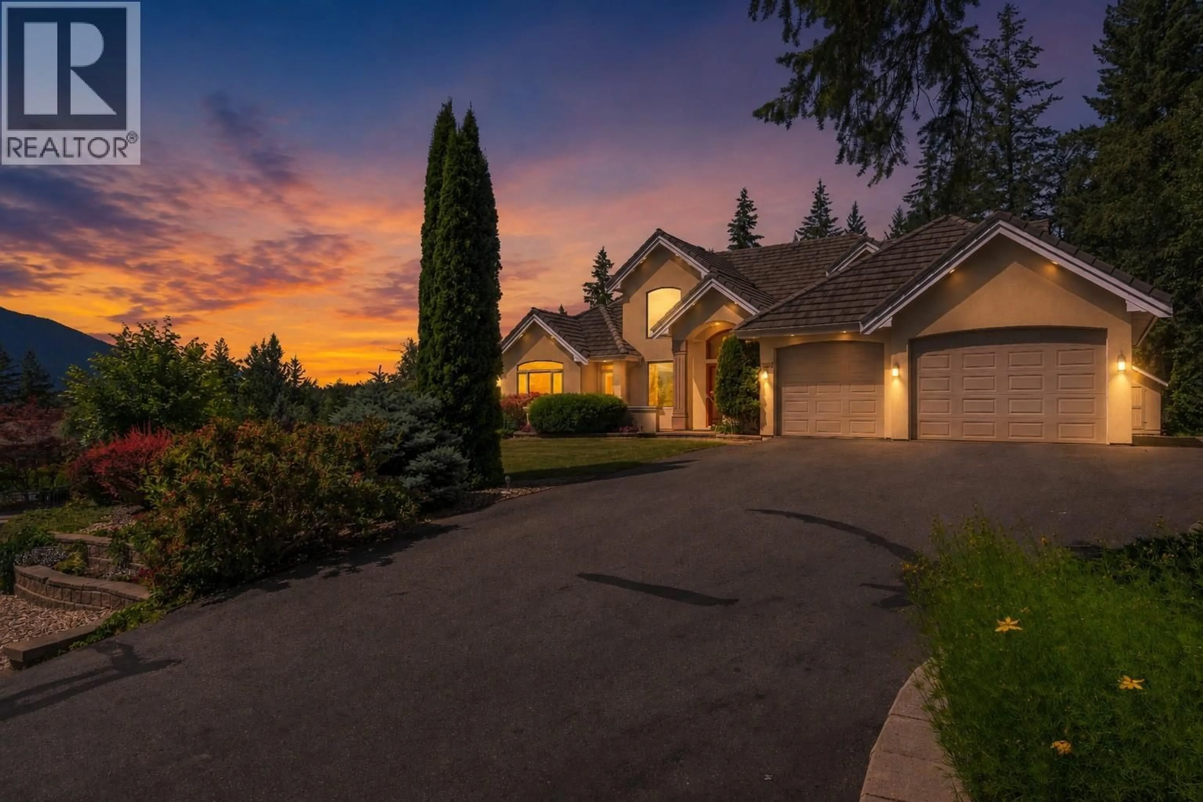 A pic from outside/outdoor area/front of a property/back of a property/a pic from drone, mountain view for 1821 50 AVENUE NORTHEAST, Salmon Arm British Columbia V1E4P4