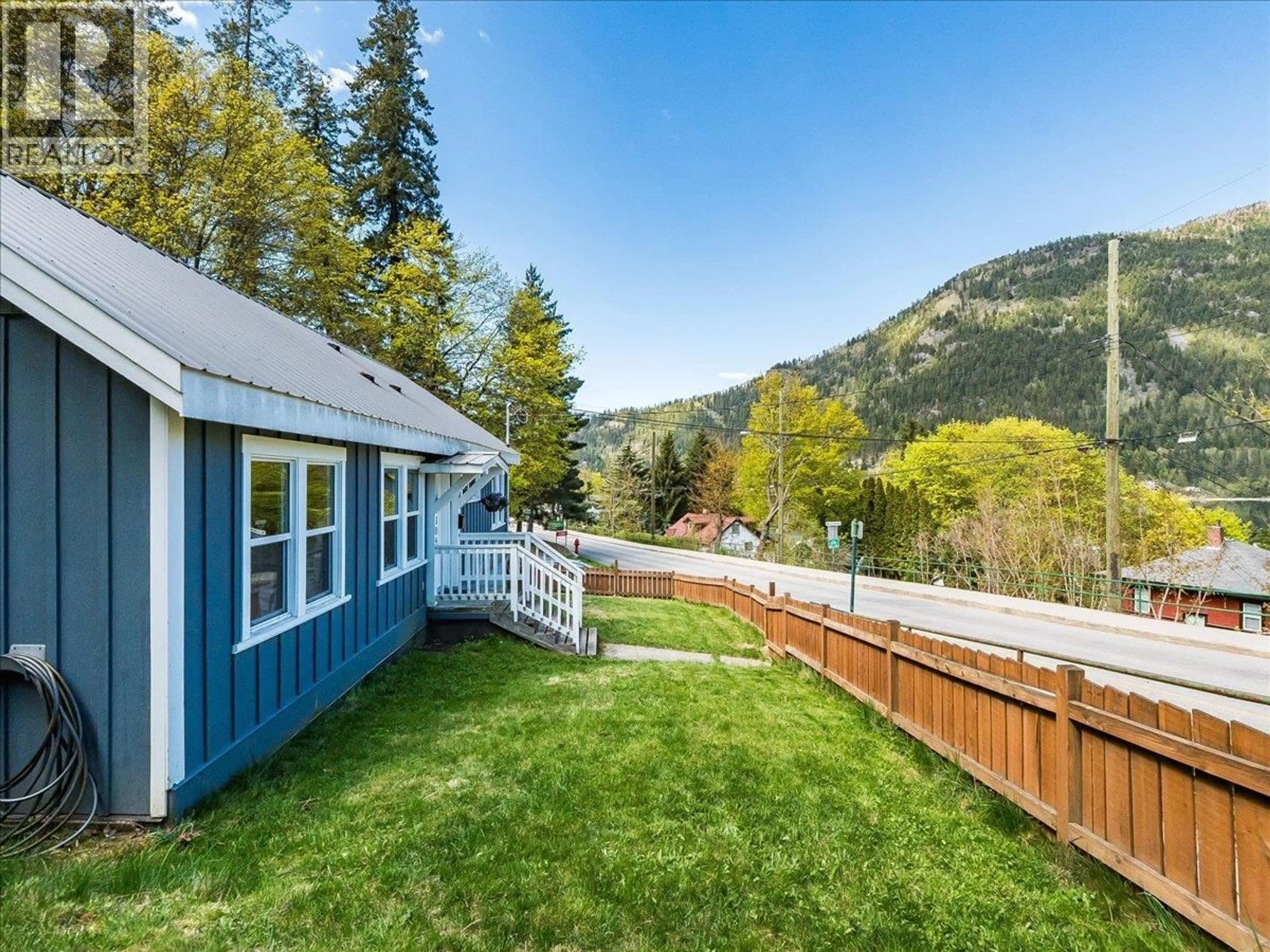 A pic from outside/outdoor area/front of a property/back of a property/a pic from drone, mountain view for 104 HIGH STREET, Nelson British Columbia V1L3Z4