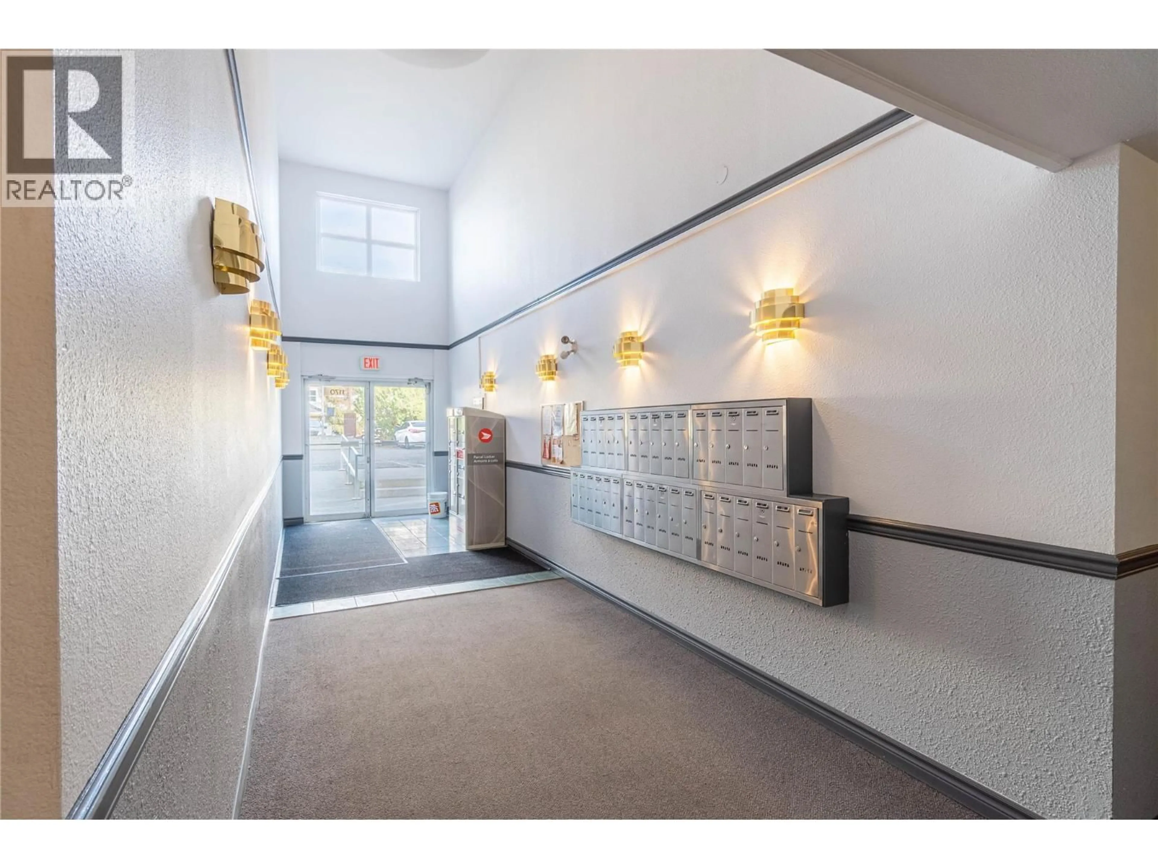Indoor foyer for 411 - 1170 HUGH ALLAN DRIVE, Kamloops British Columbia V1S1T5