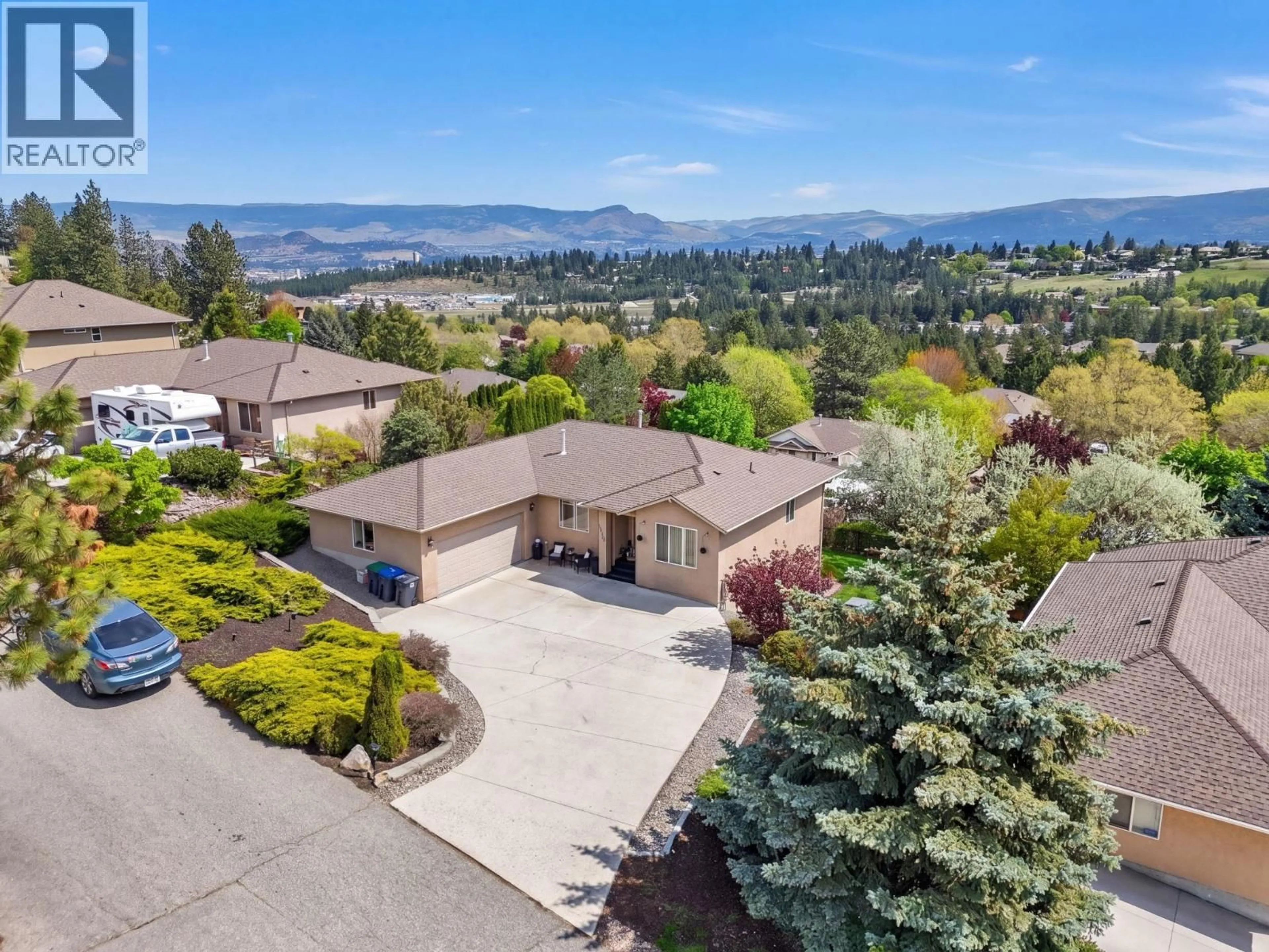 A pic from outside/outdoor area/front of a property/back of a property/a pic from drone, mountain view for 2110 HORIZON DRIVE, West Kelowna British Columbia V1Z3Y5