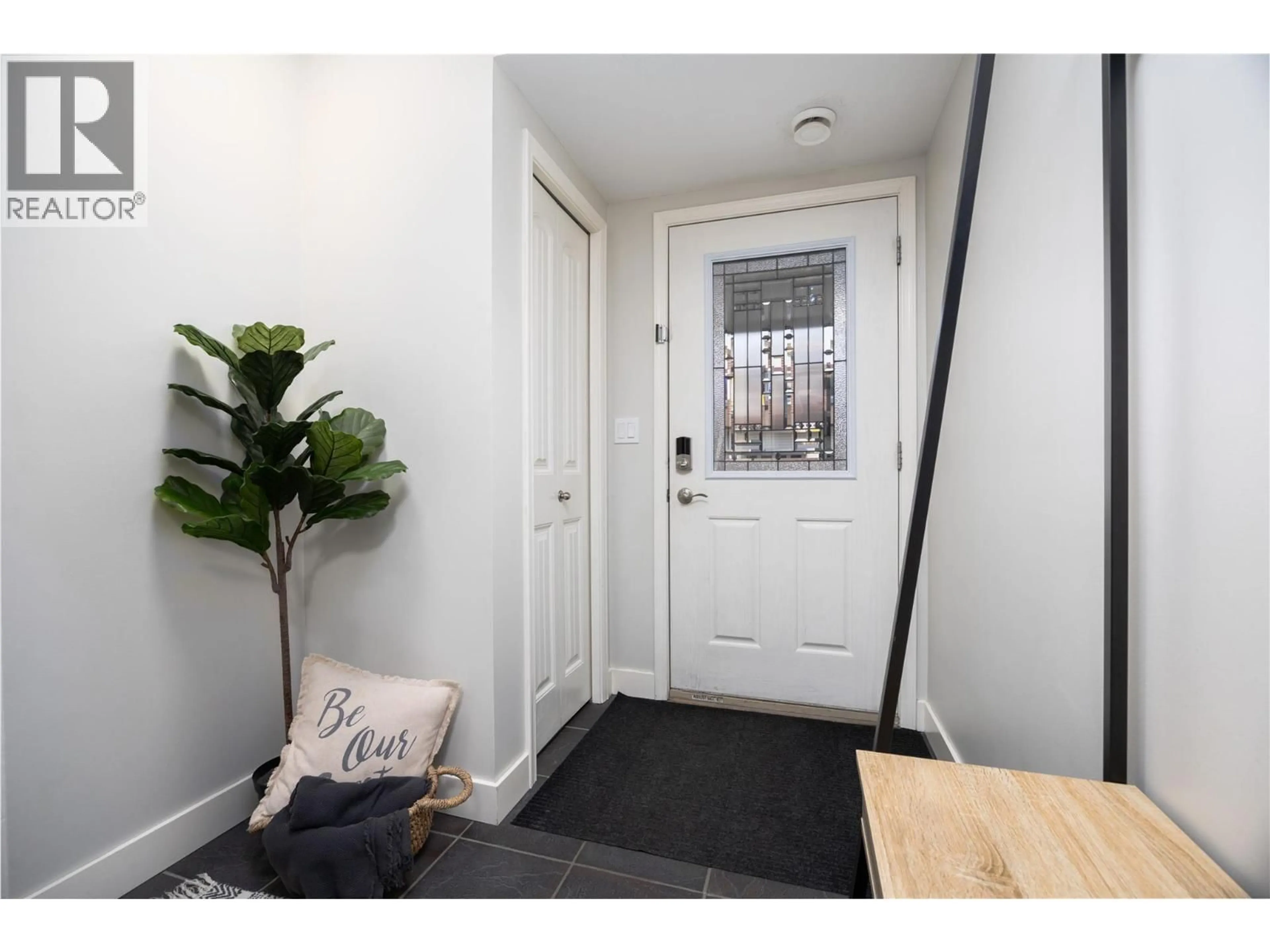 Indoor entryway for 10 - 5951 HERITAGE DRIVE, Vernon British Columbia V1H1Z5