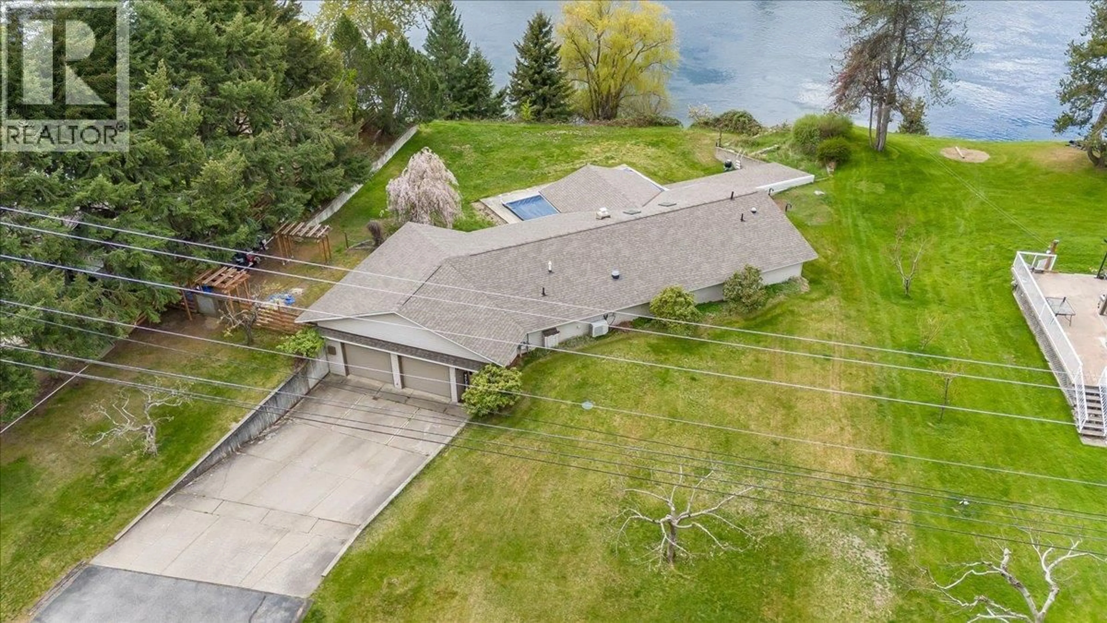 A pic from outside/outdoor area/front of a property/back of a property/a pic from drone, water/lake/river/ocean view for 1968 BRILLIANT ROAD, Castlegar British Columbia V1N4M2