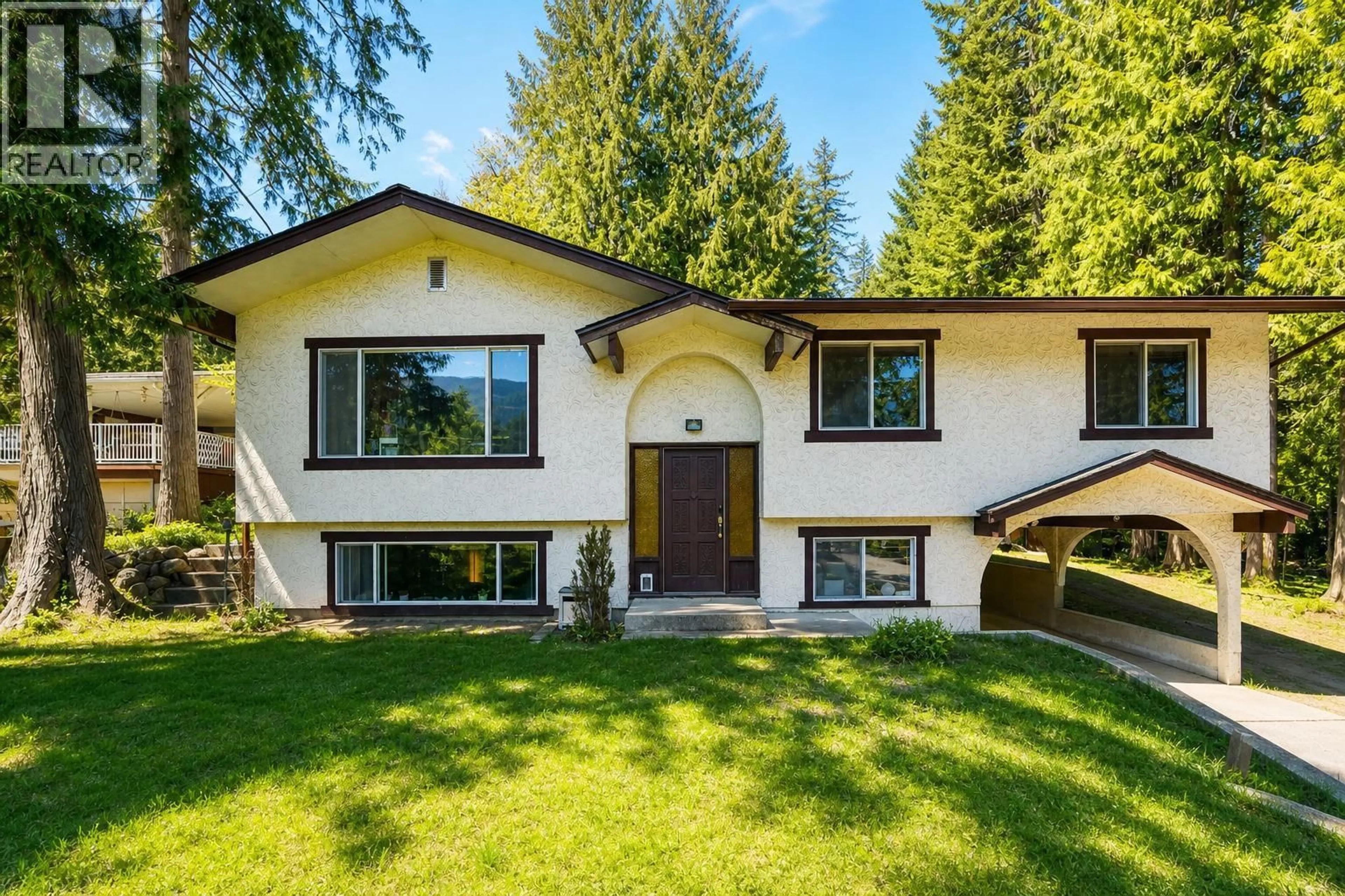 Home with vinyl exterior material, unknown for 2897 HIGHWAY 3A OTHER, Nelson British Columbia V1L6M1