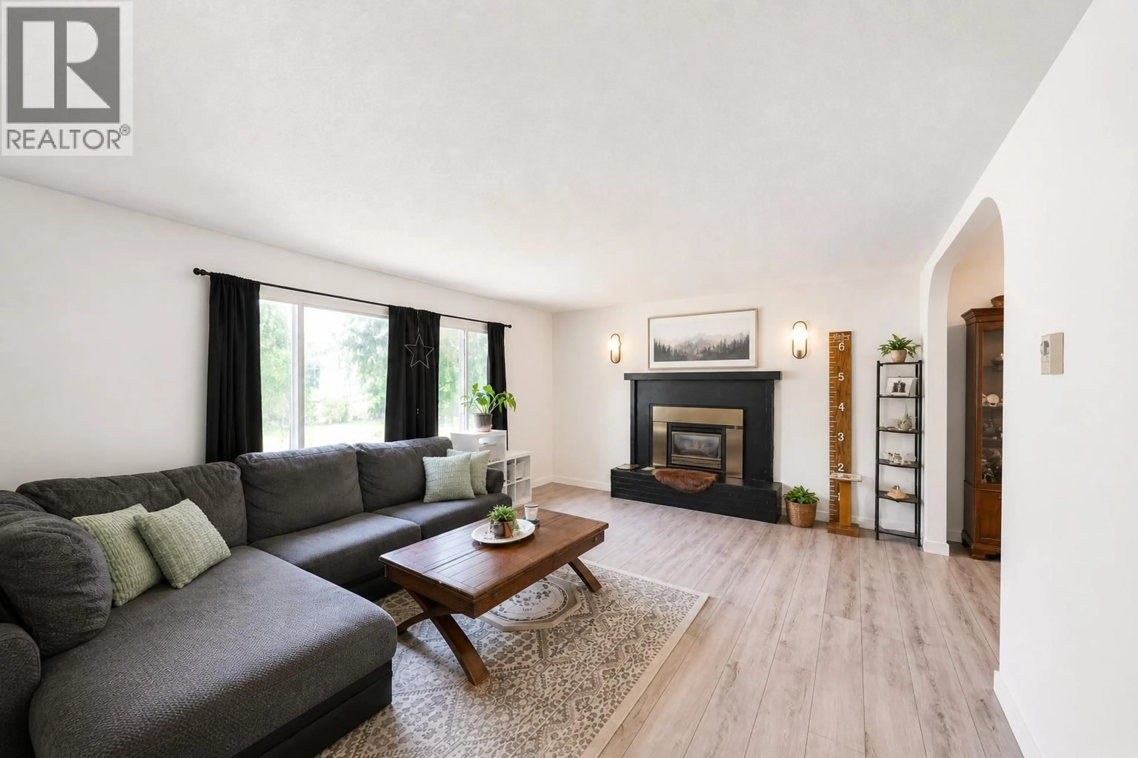 Living room with furniture, wood/laminate floor for 2897 HIGHWAY 3A OTHER, Nelson British Columbia V1L6M1