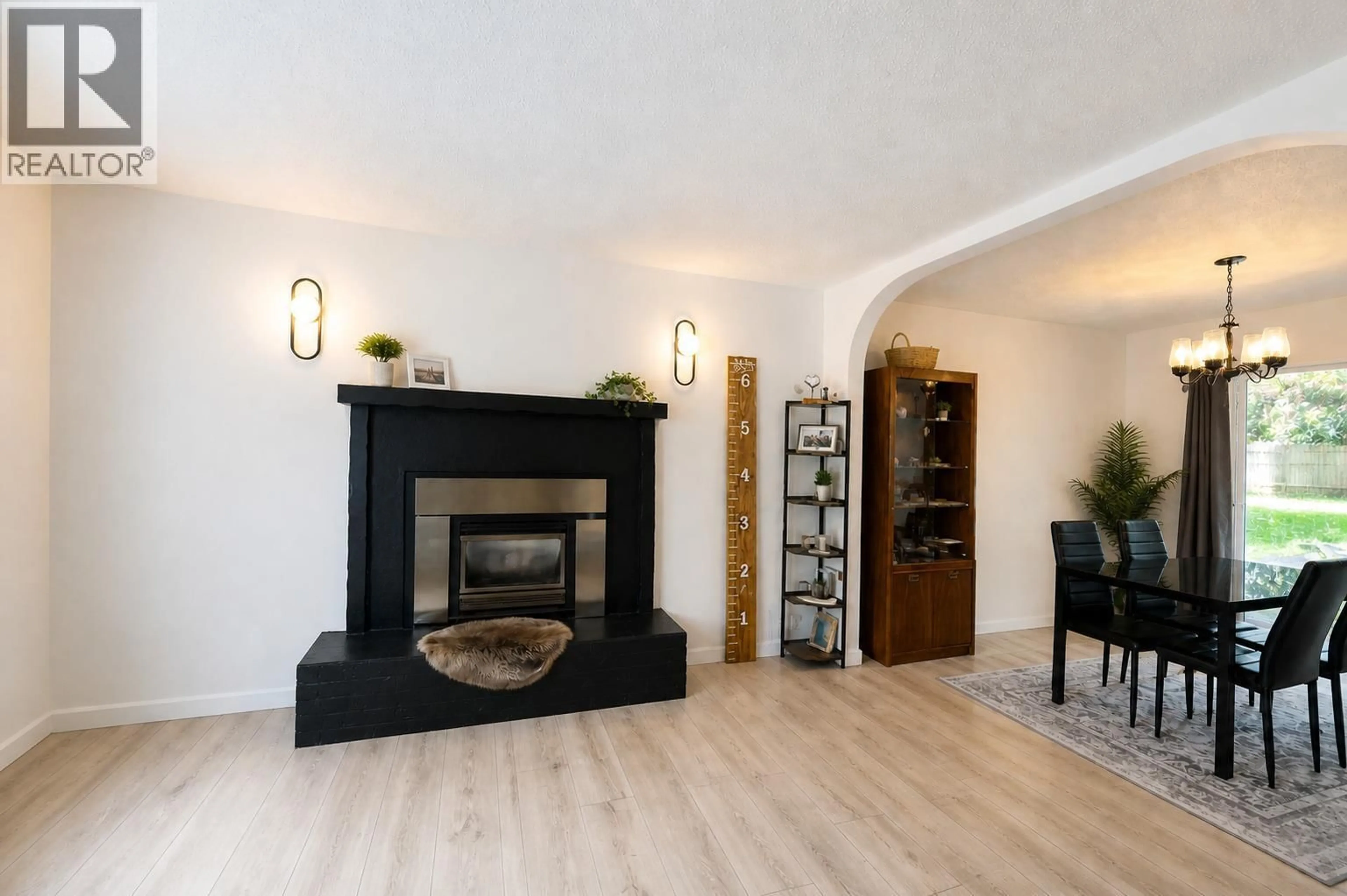 Living room with furniture, wood/laminate floor for 2897 HIGHWAY 3A OTHER, Nelson British Columbia V1L6M1