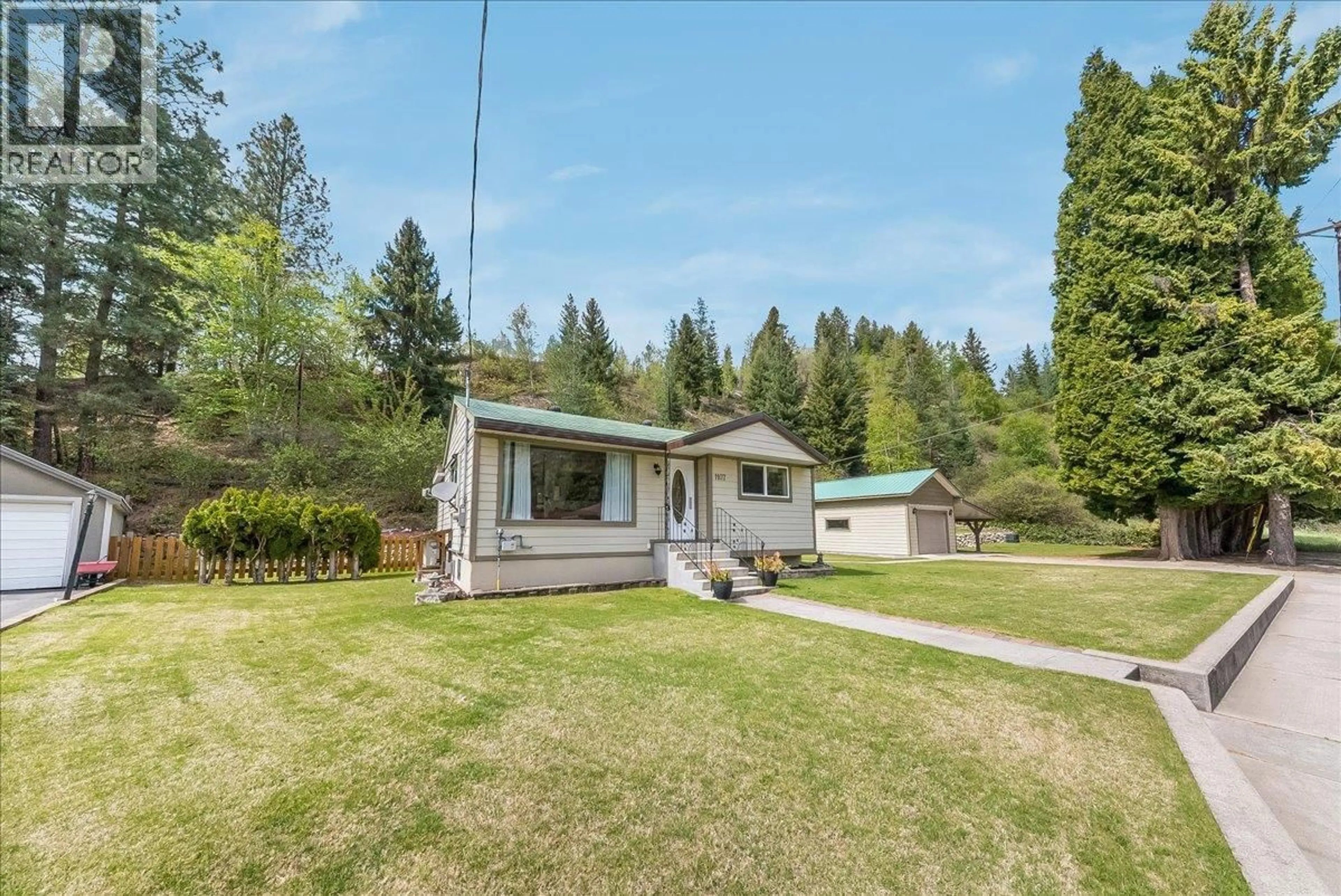 A pic from outside/outdoor area/front of a property/back of a property/a pic from drone, unknown for 1107 MARIANNA CRESCENT, Trail British Columbia V1R1C6