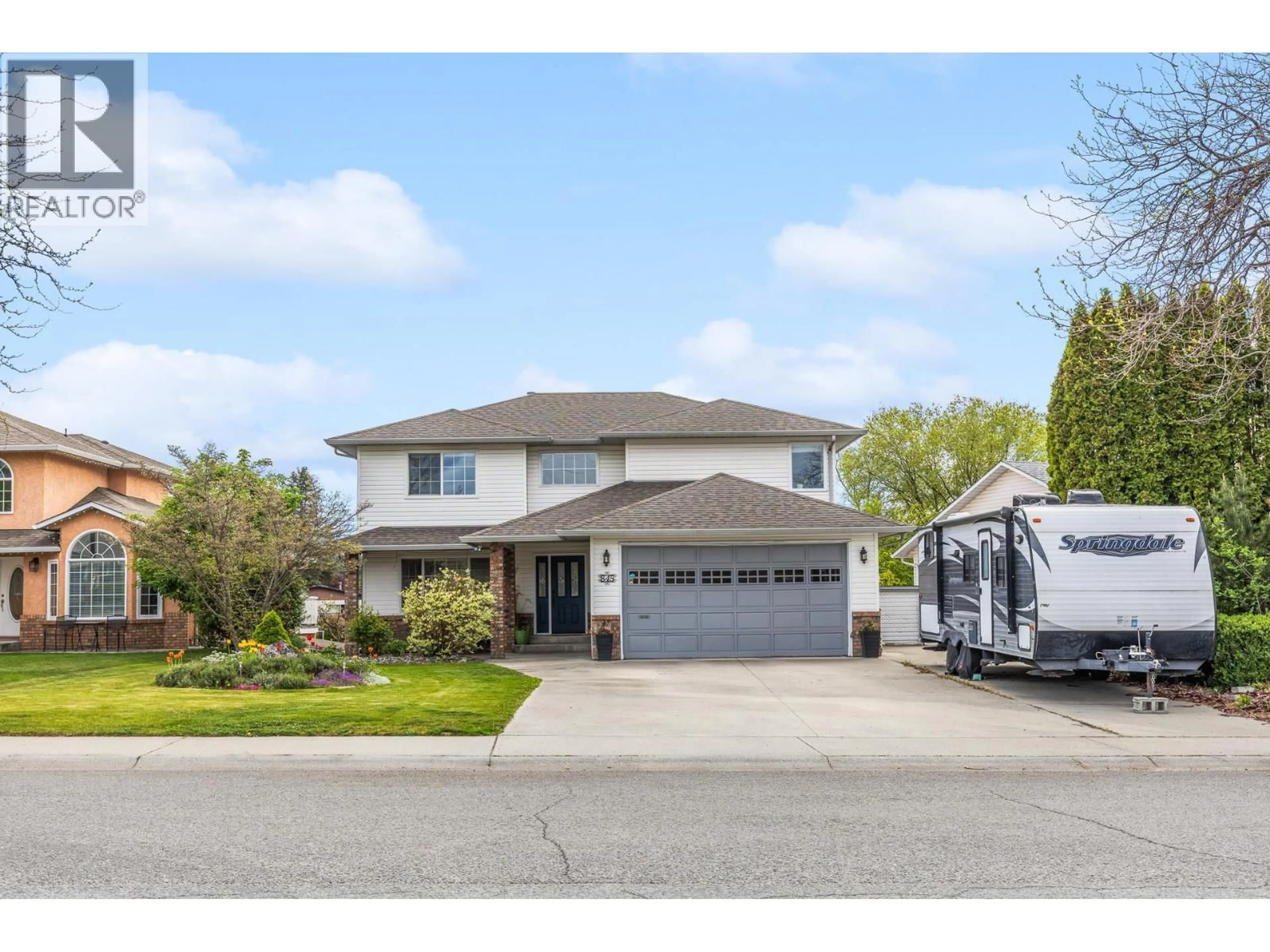 Home with vinyl exterior material, street for 845 HOLLYDELL ROAD, Kelowna British Columbia V1X1L6