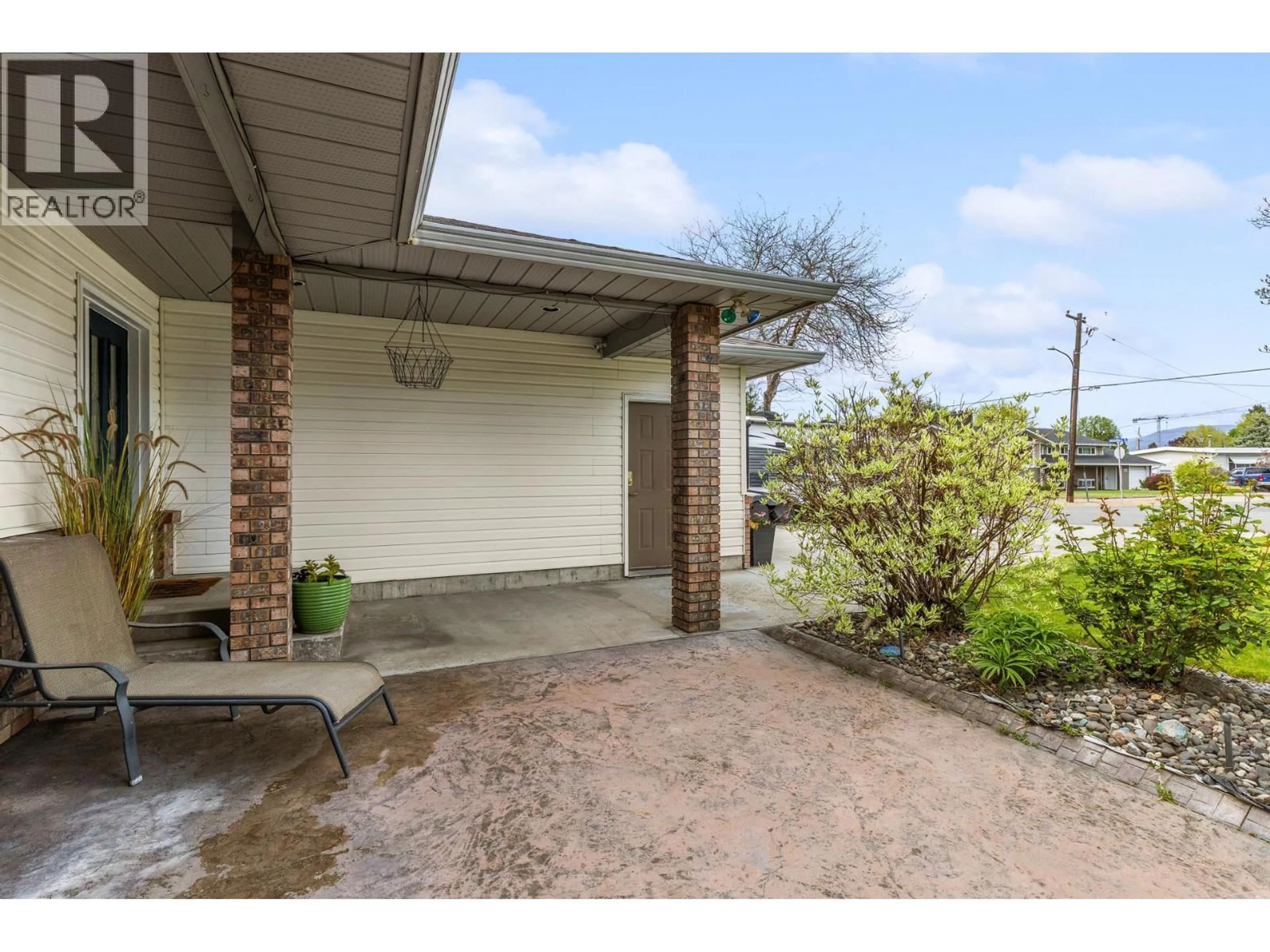 Patio, street for 845 HOLLYDELL ROAD, Kelowna British Columbia V1X1L6