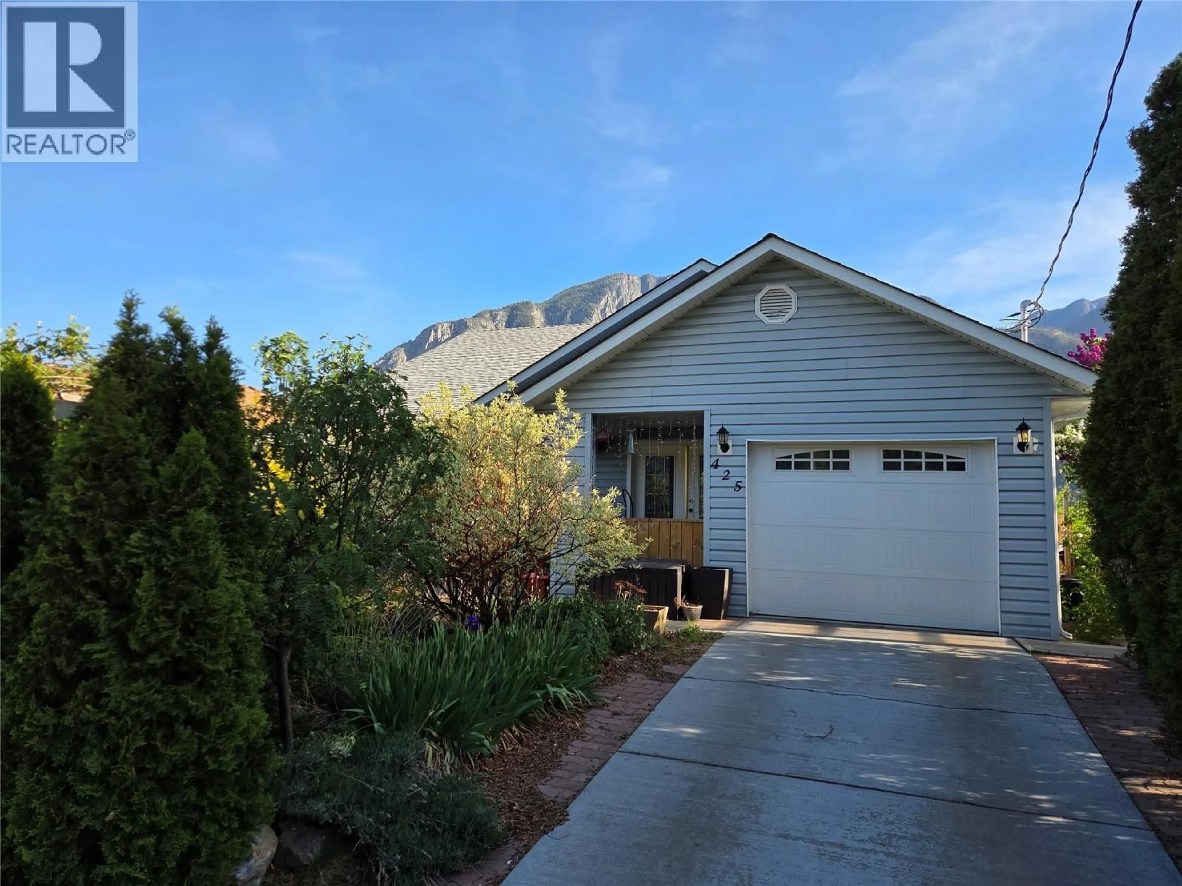 Home with vinyl exterior material, mountain view for 425 3RD AVENUE, Keremeos British Columbia V0X1N2