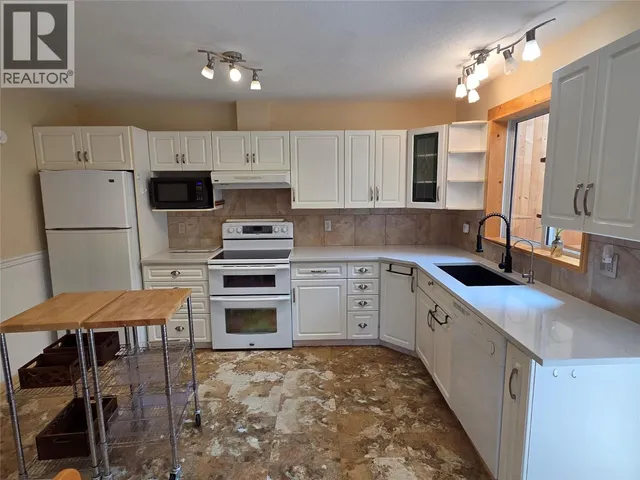 425 3RD AVENUE, Keremeos 5