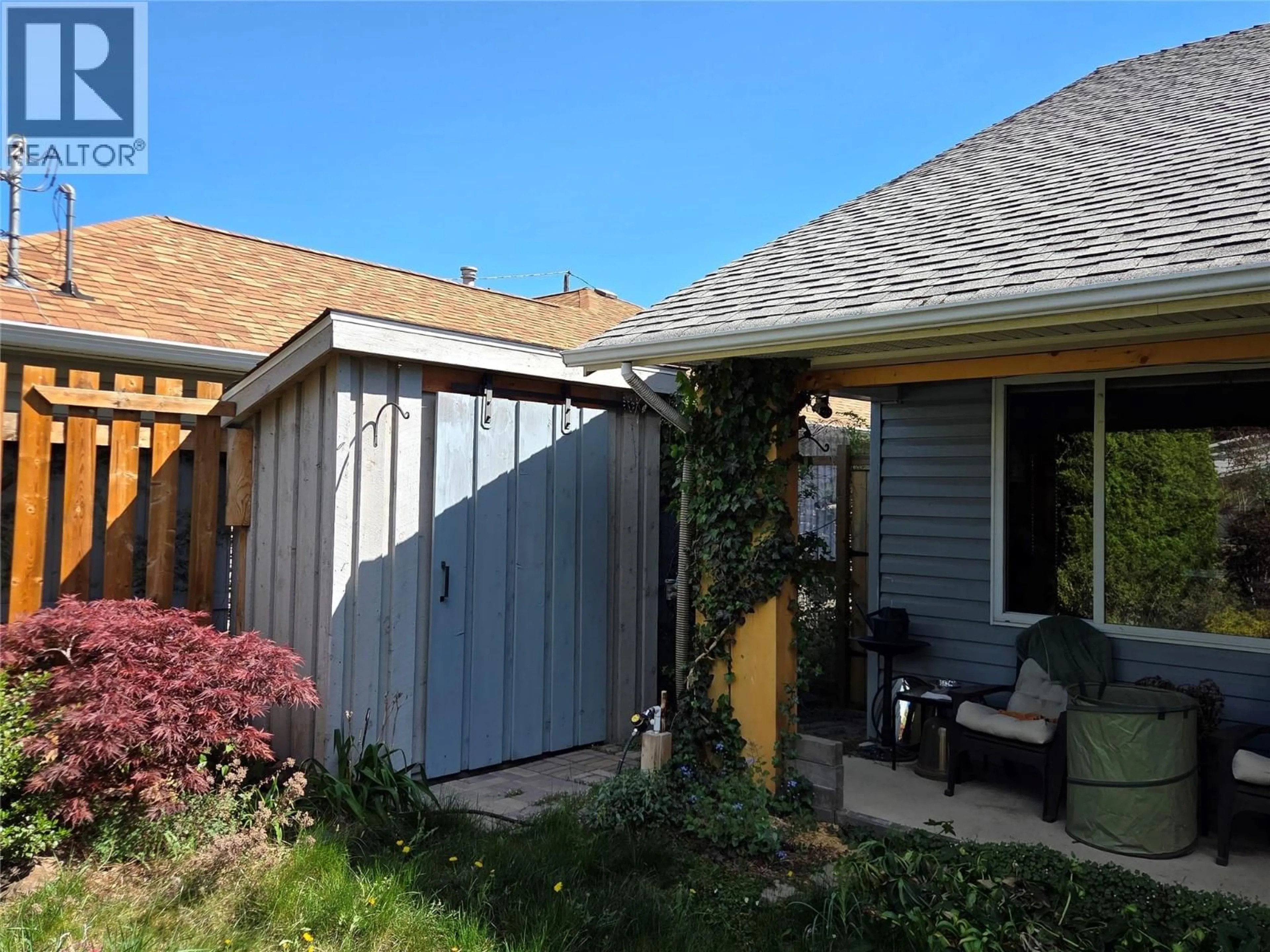 Home with vinyl exterior material, street for 425 3RD AVENUE, Keremeos British Columbia V0X1N2