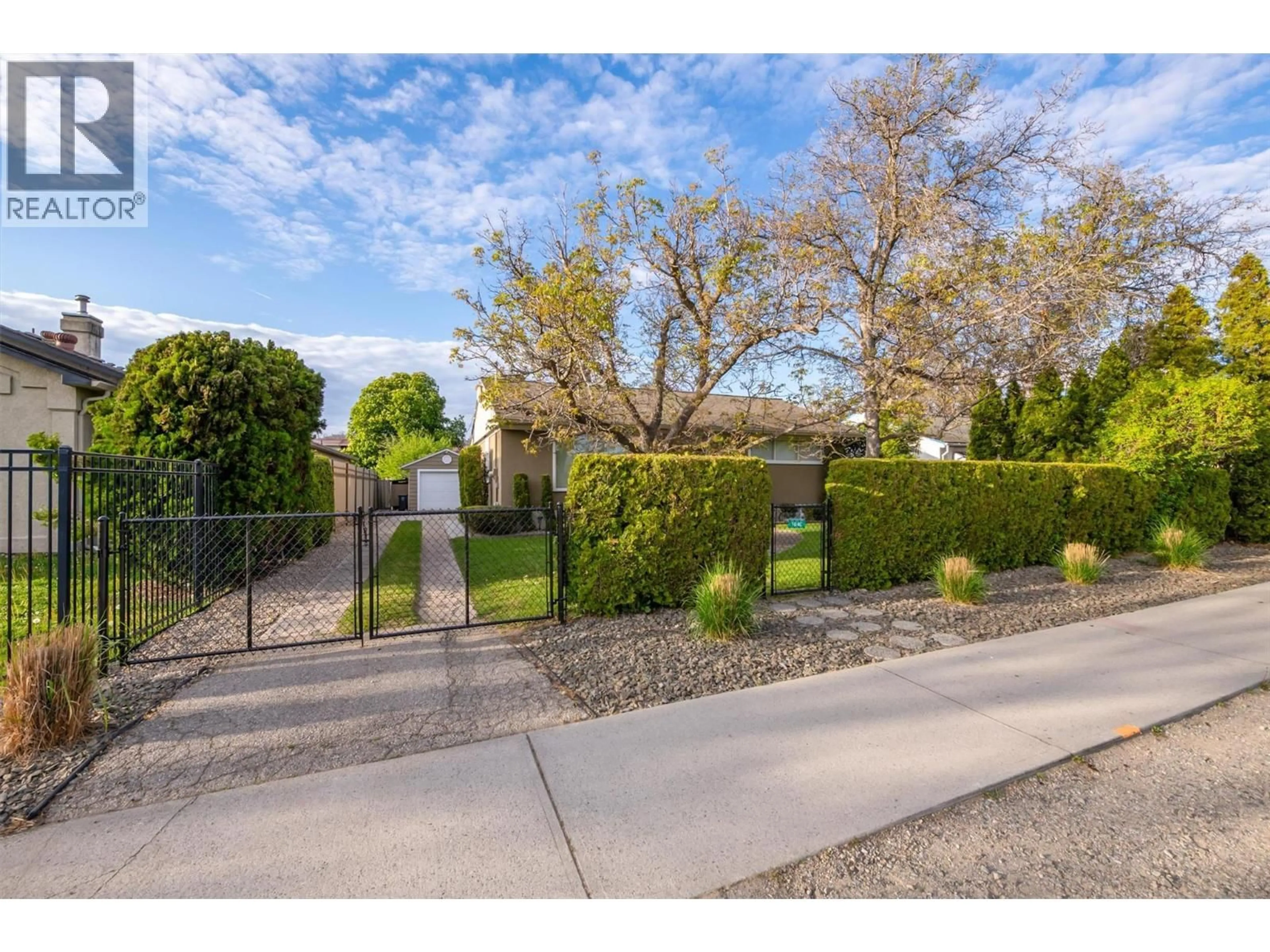 A pic from outside/outdoor area/front of a property/back of a property/a pic from drone, street for 1040 LAURIER AVENUE, Kelowna British Columbia V1Y6B1