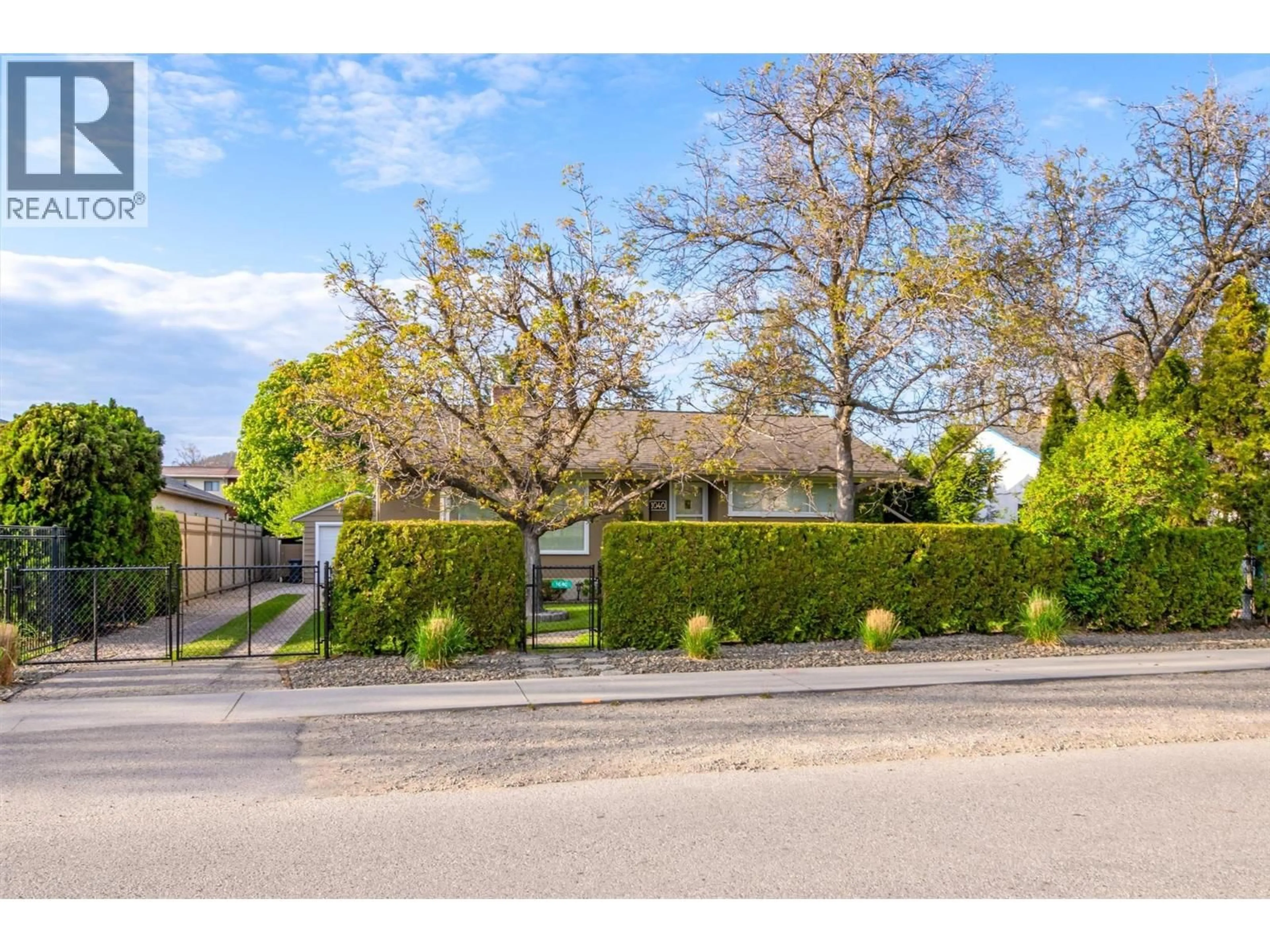 A pic from outside/outdoor area/front of a property/back of a property/a pic from drone, street for 1040 LAURIER AVENUE, Kelowna British Columbia V1Y6B1