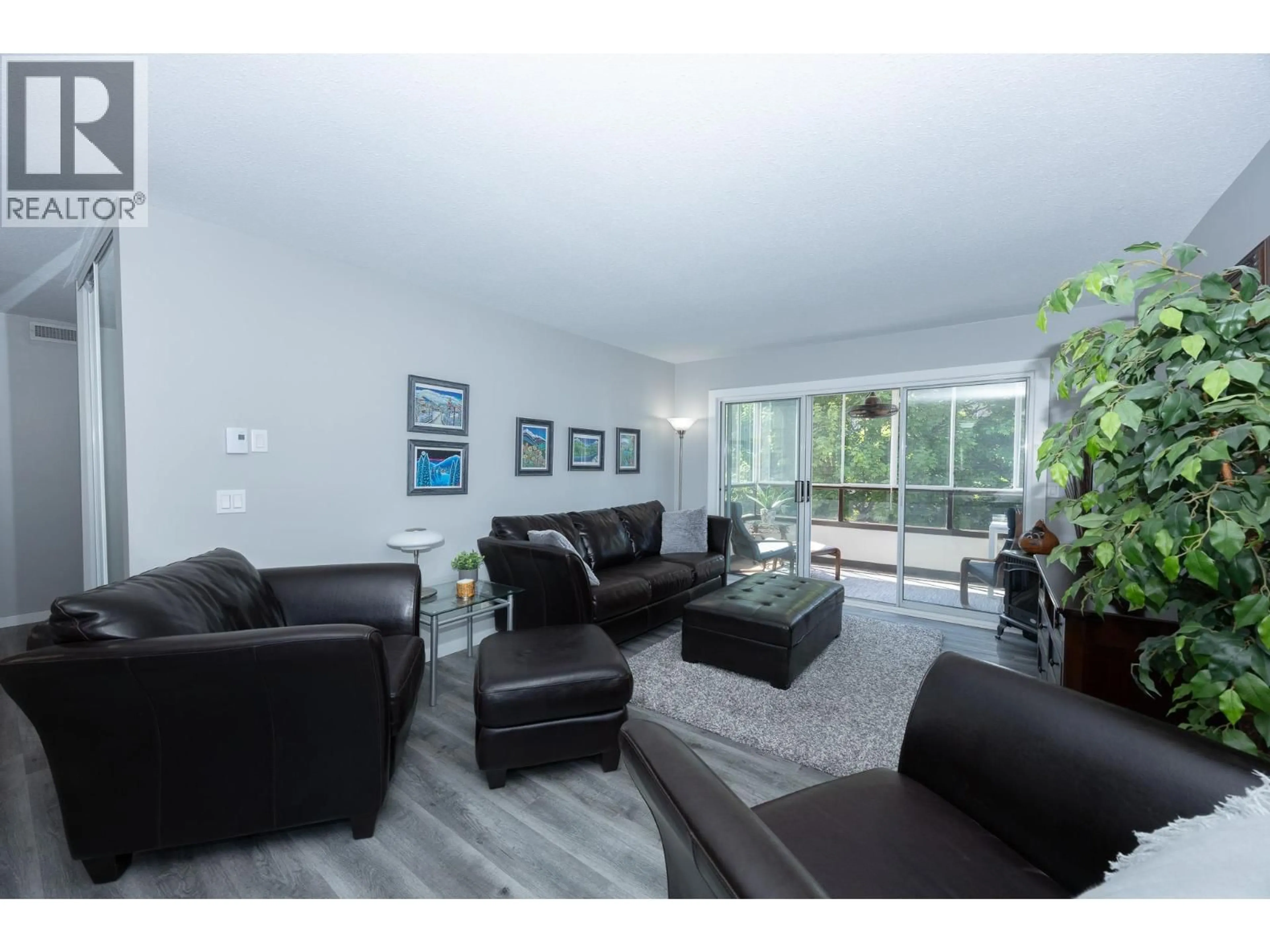 Living room with furniture, unknown for 202 - 1610 GORDON DRIVE, Kelowna British Columbia V1Y3G9