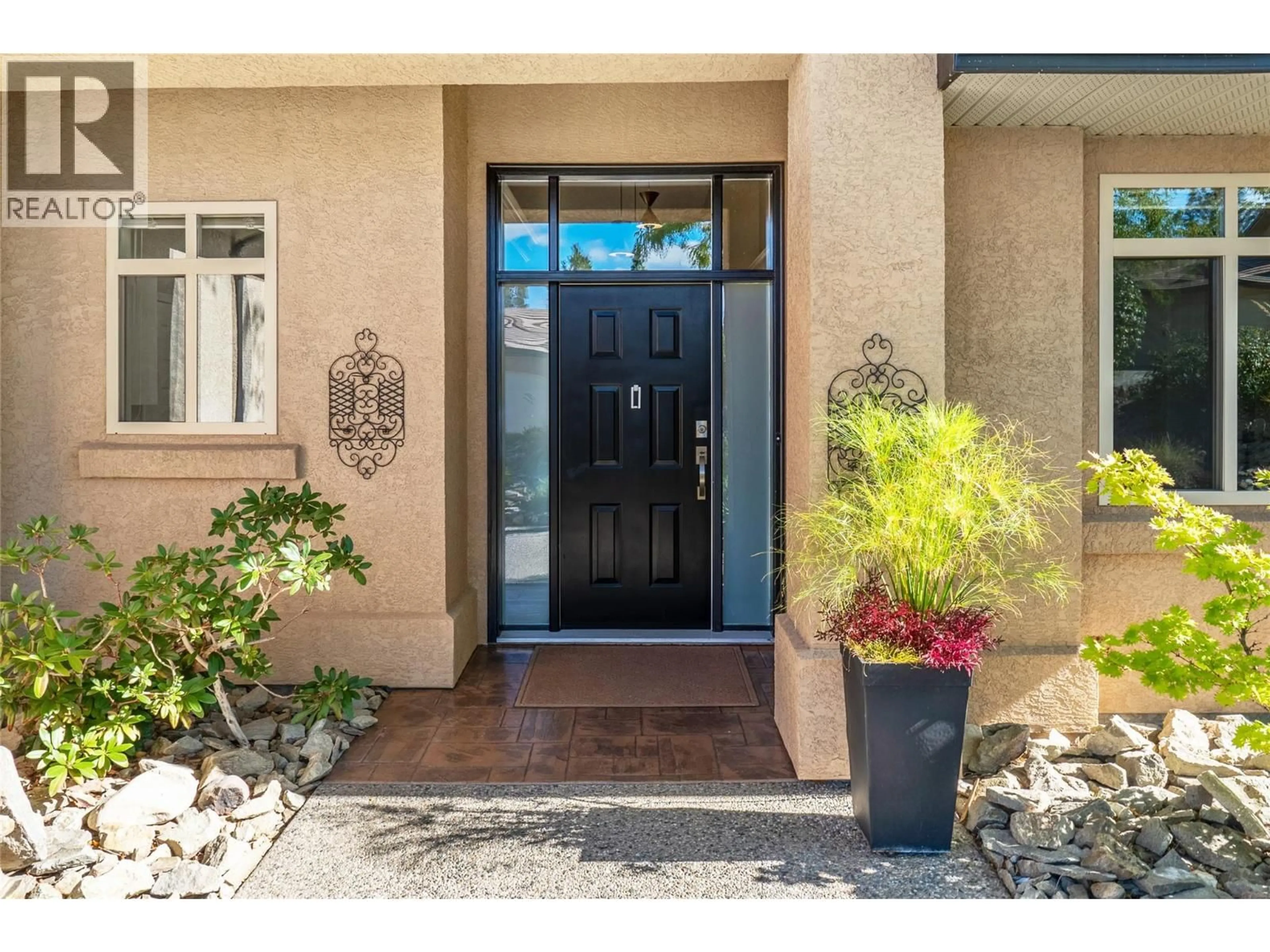 Indoor entryway for 14 - 2213 WADDINGTON COURT, Kelowna British Columbia V1V2P4