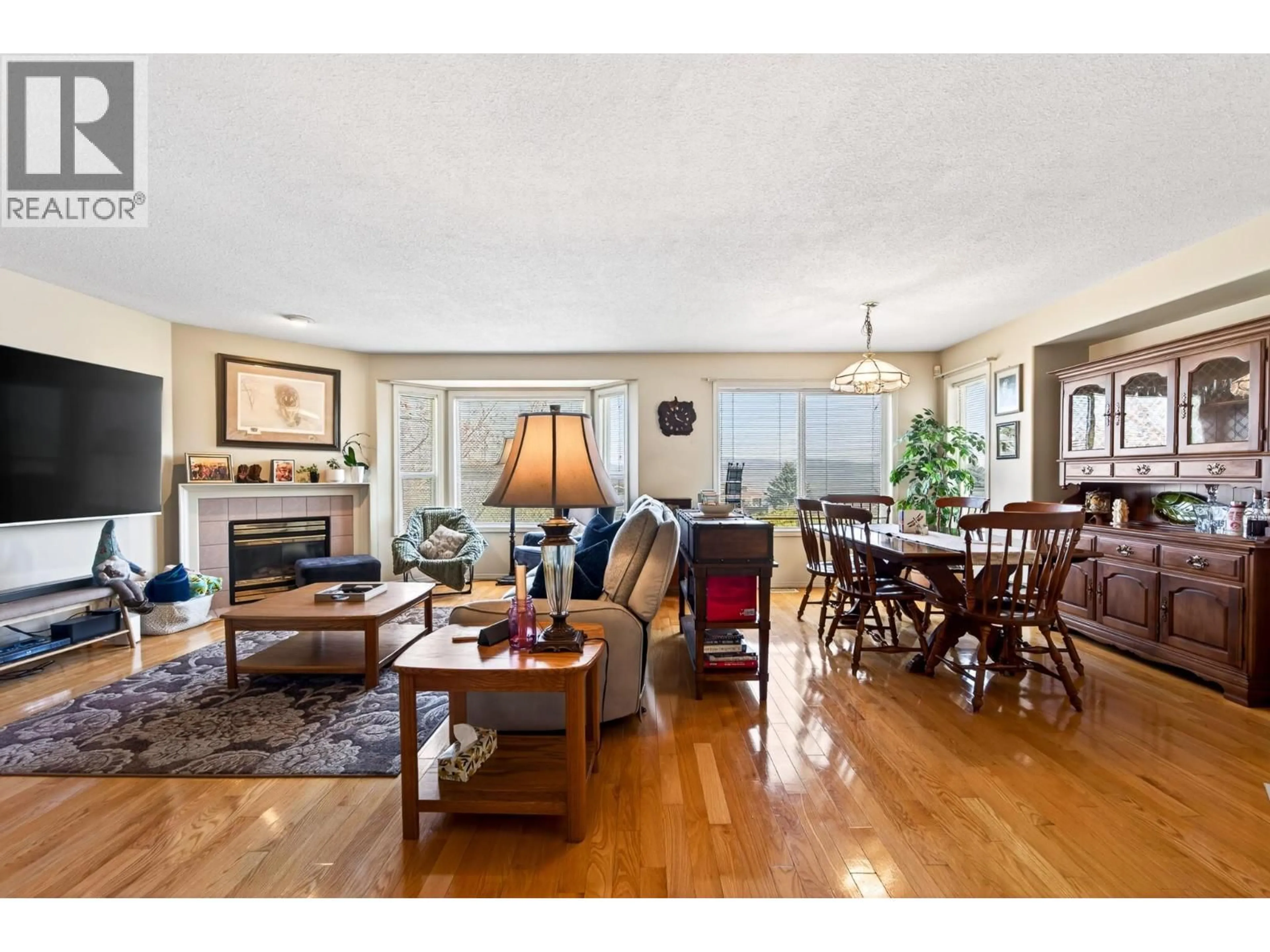 Living room with furniture, wood/laminate floor for 8 - 2022 PACIFIC WAY, Kamloops British Columbia V1S1T1