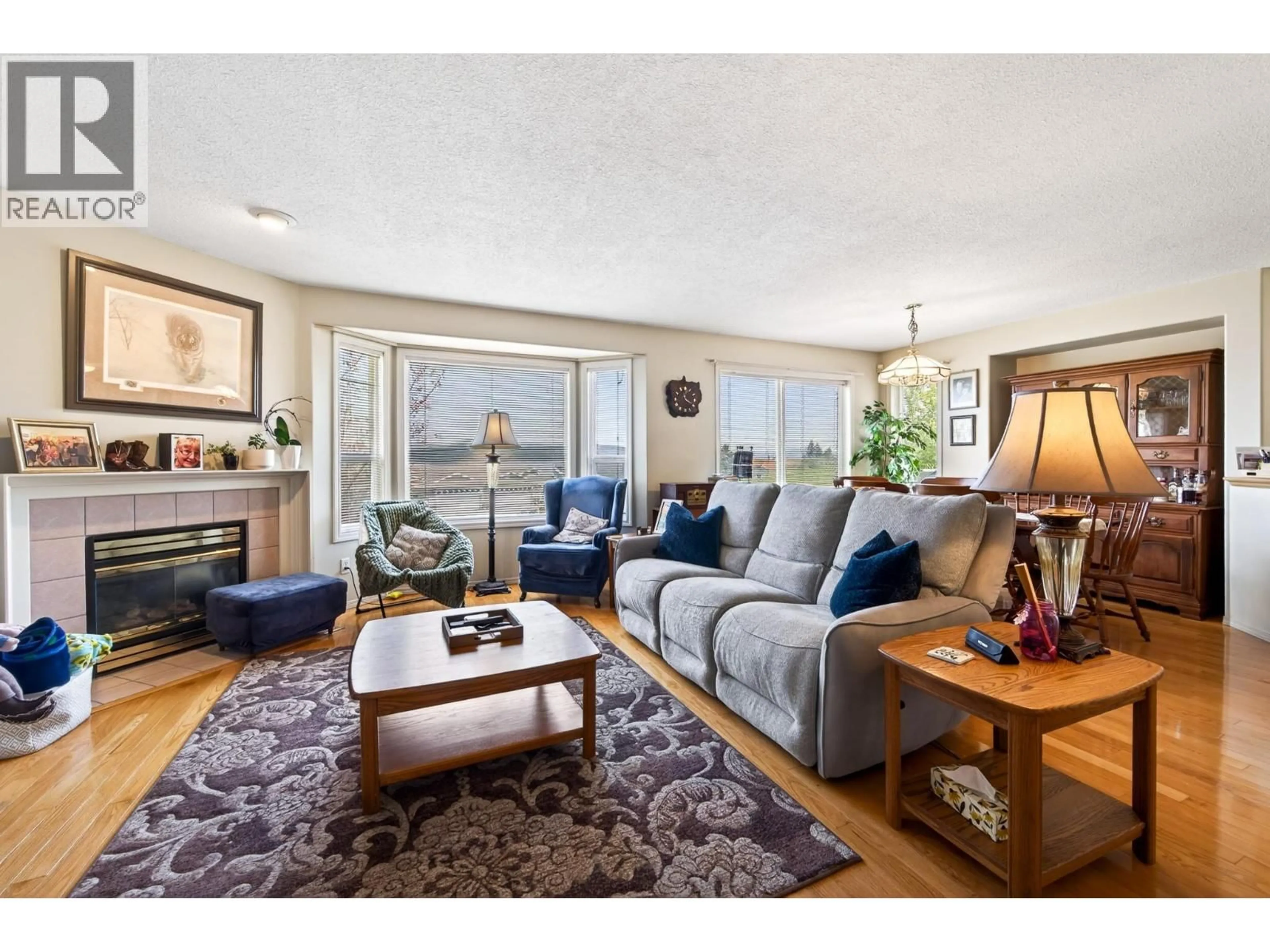 Living room with furniture, wood/laminate floor for 8 - 2022 PACIFIC WAY, Kamloops British Columbia V1S1T1