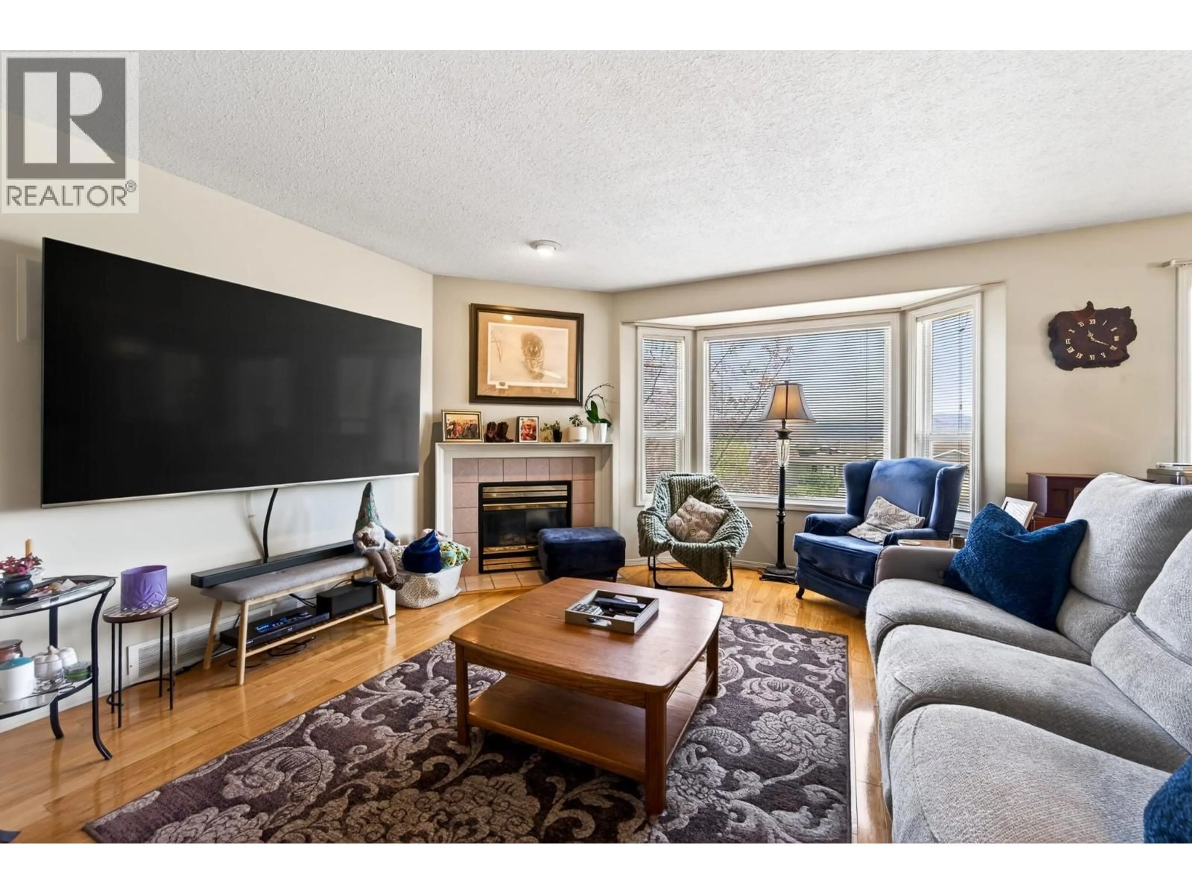 Living room with furniture, wood/laminate floor for 8 - 2022 PACIFIC WAY, Kamloops British Columbia V1S1T1