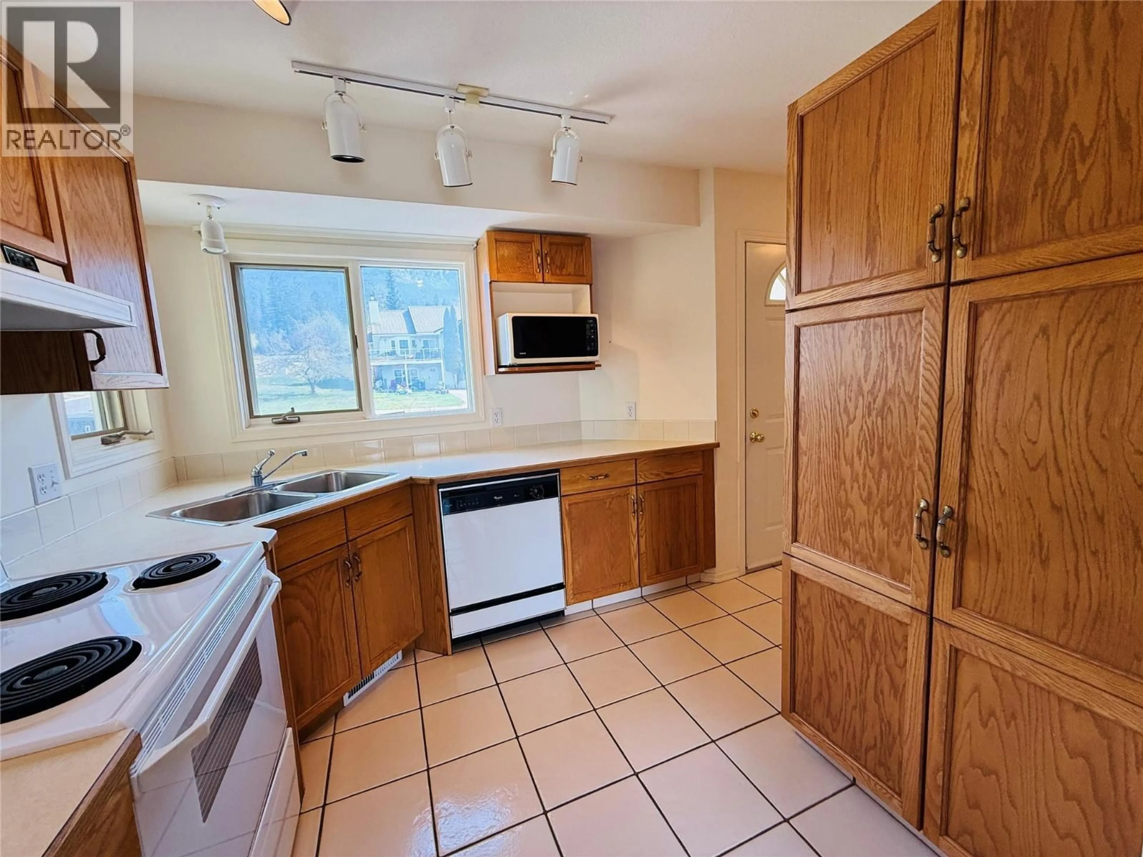 Standard kitchen, ceramic/tile floor for 5042 RIVERVIEW ROAD, Fairmont Hot Springs British Columbia V0B1L1