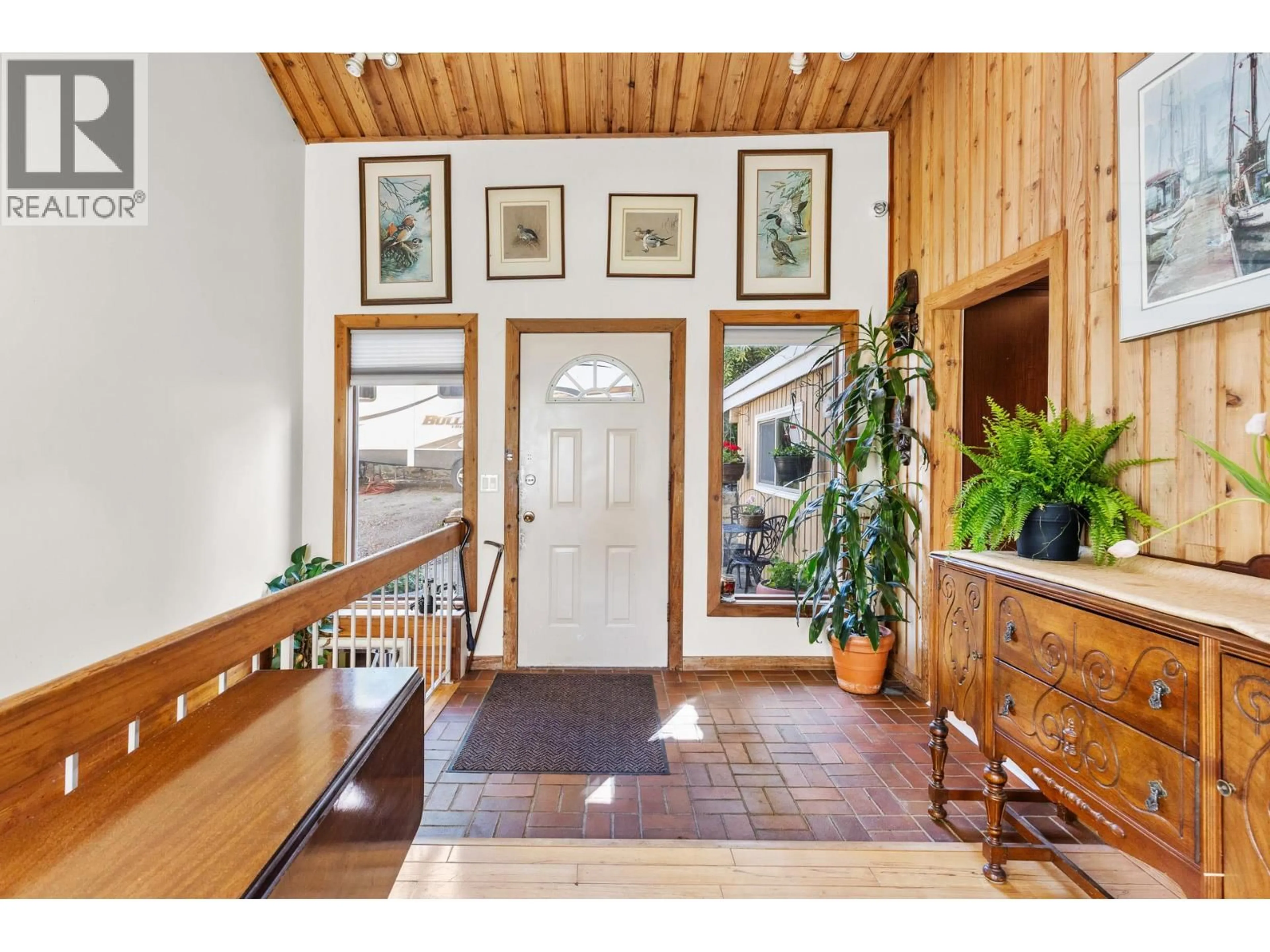 Indoor entryway for 14924 MIDDLE BENCH ROAD, Lake Country British Columbia V4V2C4