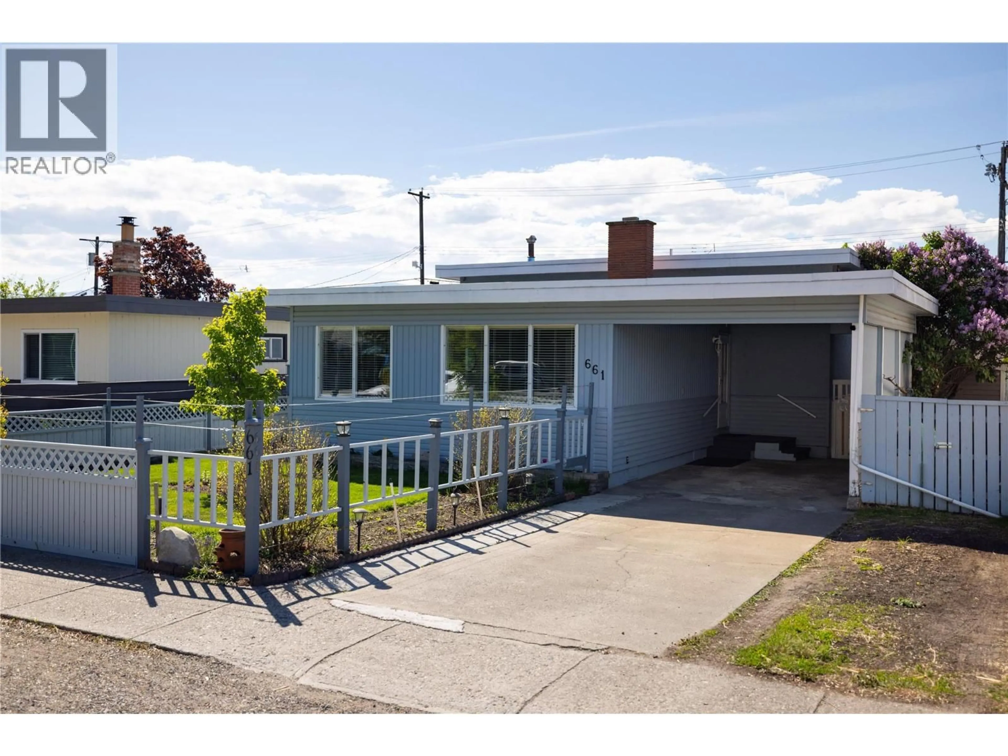 A pic from outside/outdoor area/front of a property/back of a property/a pic from drone, street for 661 BAY AVENUE, Kelowna British Columbia V1Y7J8