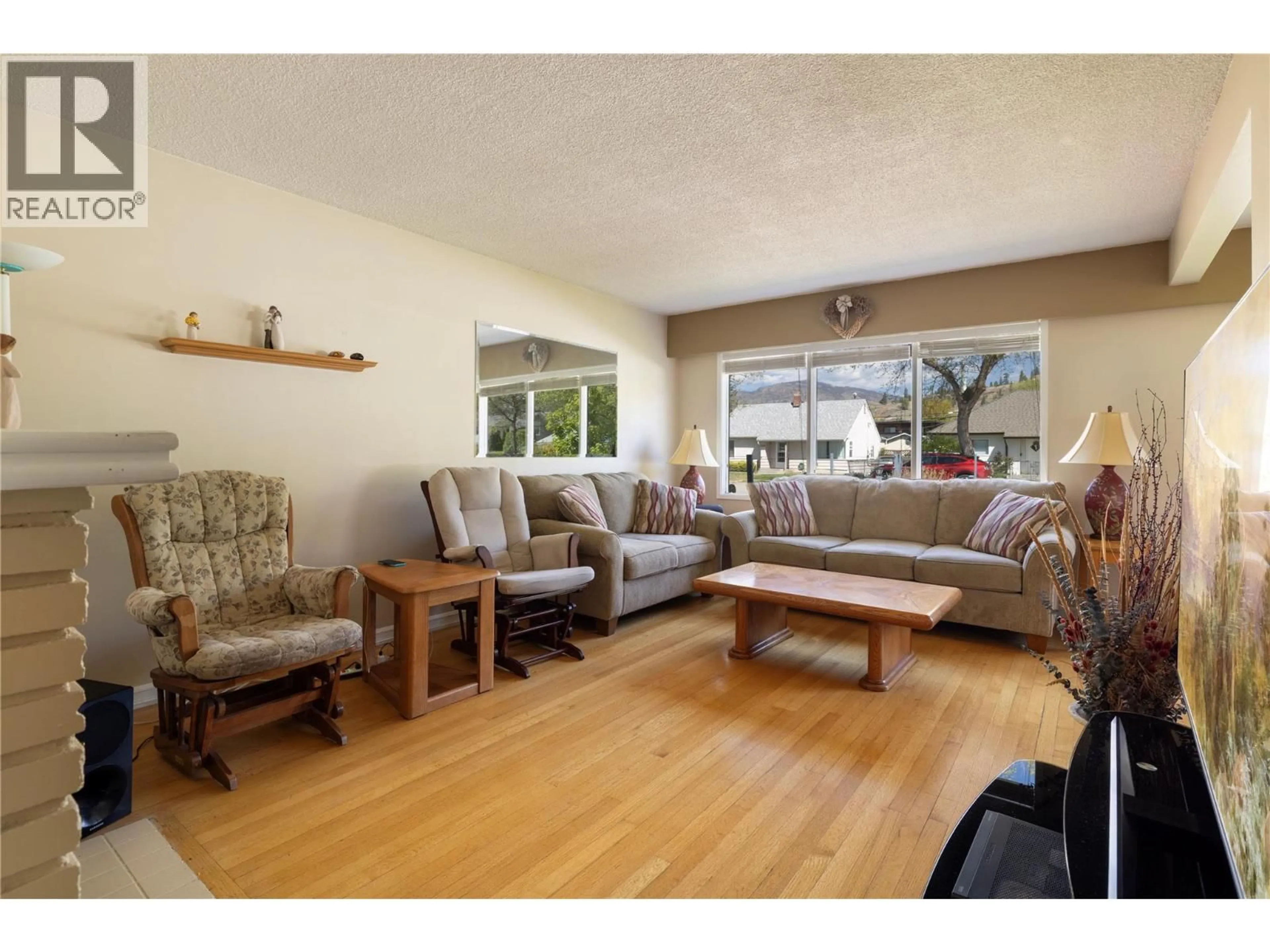 Living room with furniture, wood/laminate floor for 661 BAY AVENUE, Kelowna British Columbia V1Y7J8