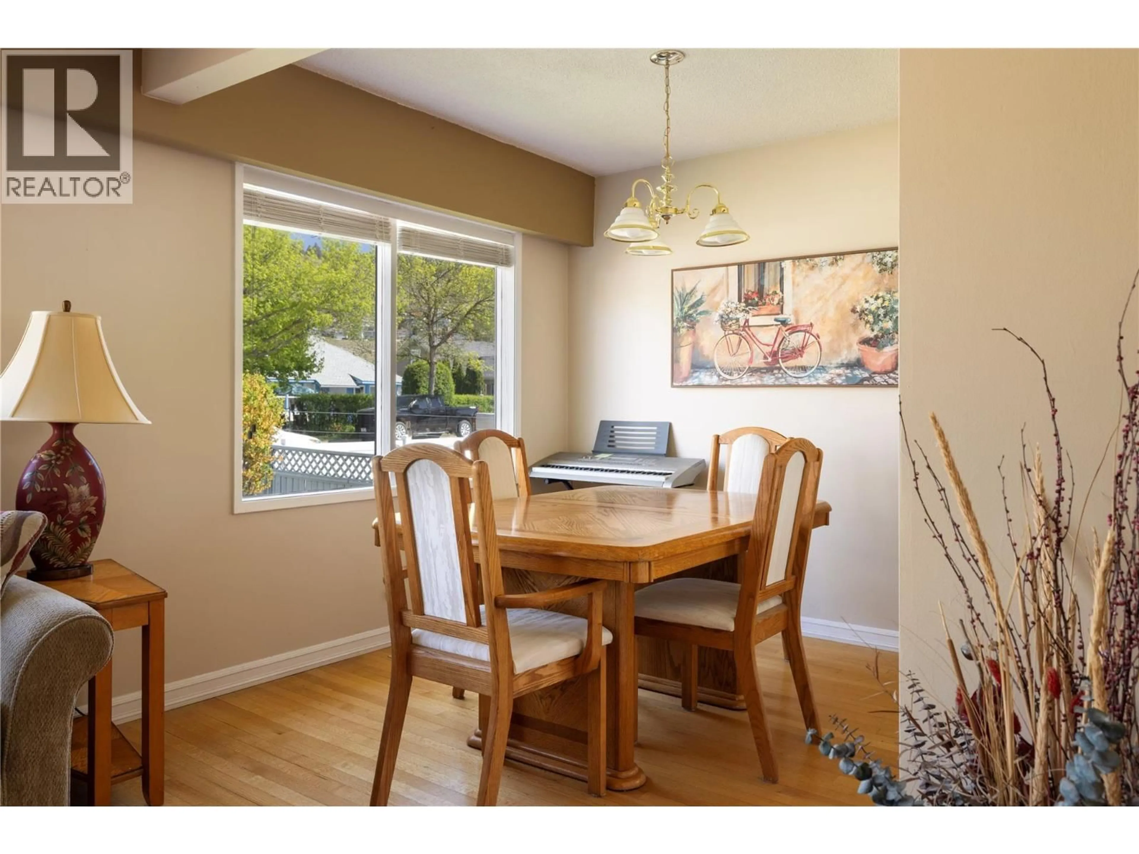 Dining room, wood/laminate floor for 661 BAY AVENUE, Kelowna British Columbia V1Y7J8