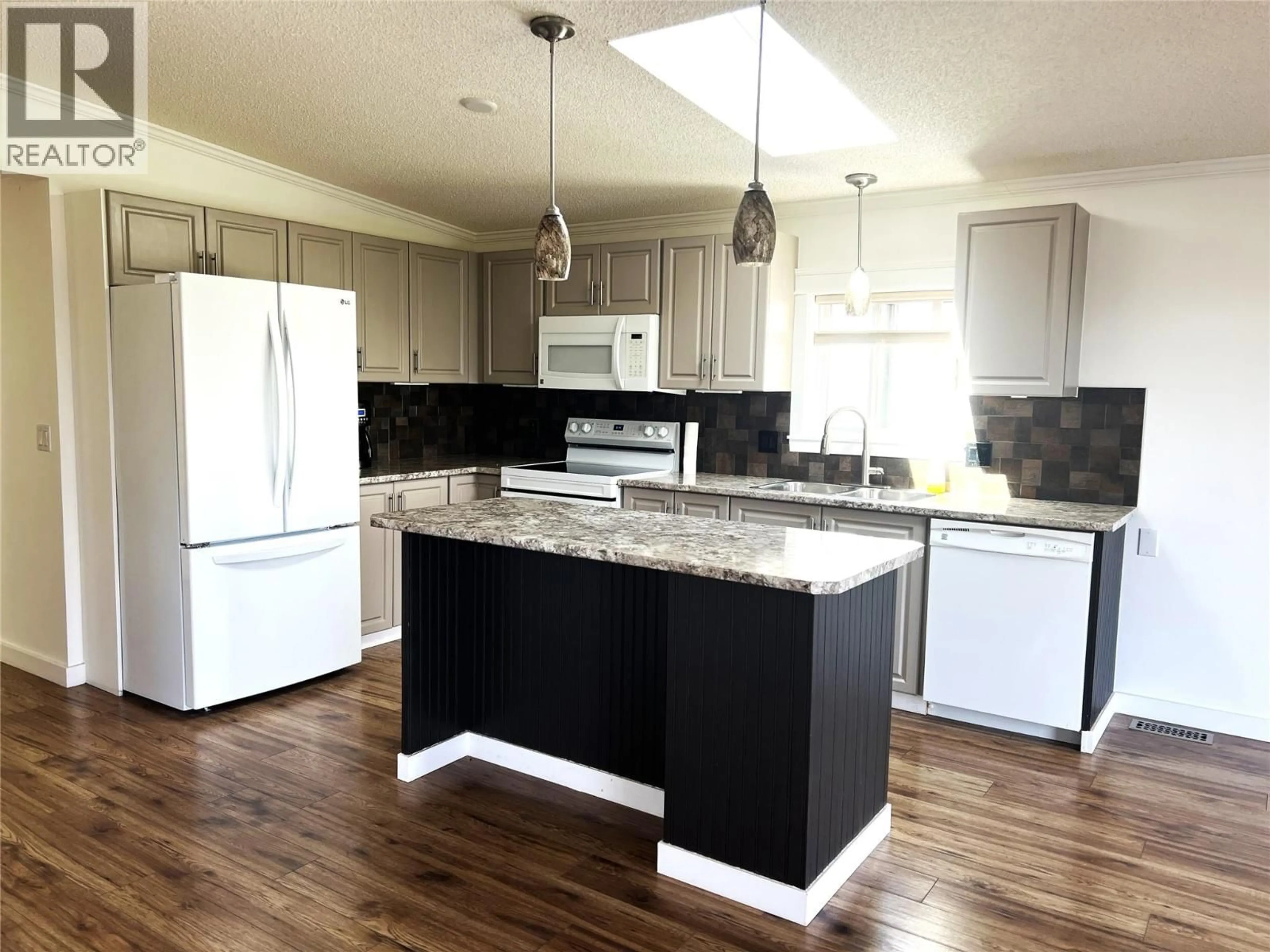 Open concept kitchen, unknown for 101 - 2932 BUCKLEY ROAD, Sorrento British Columbia V0E2W1