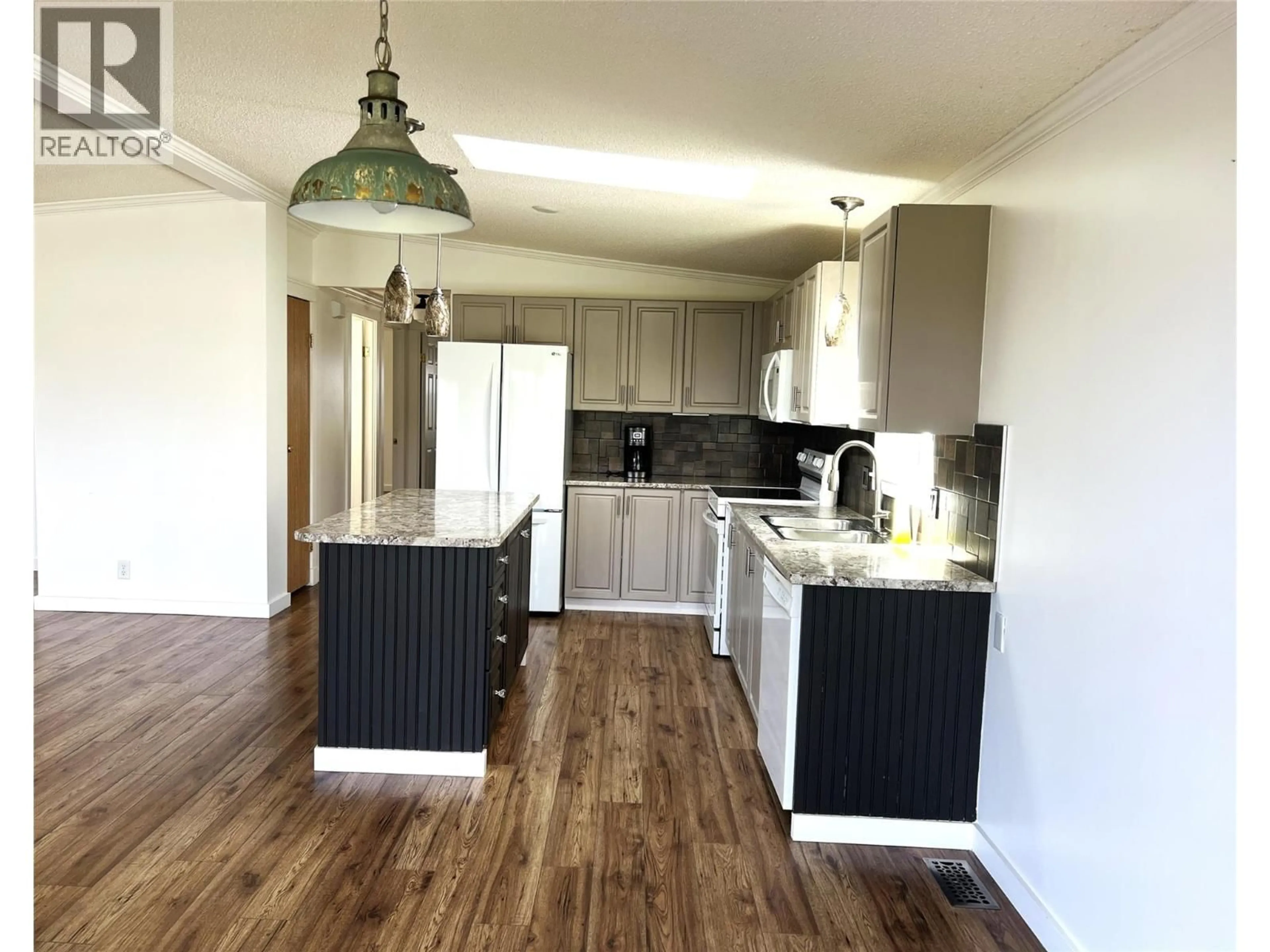 Open concept kitchen, wood/laminate floor for 101 - 2932 BUCKLEY ROAD, Sorrento British Columbia V0E2W1