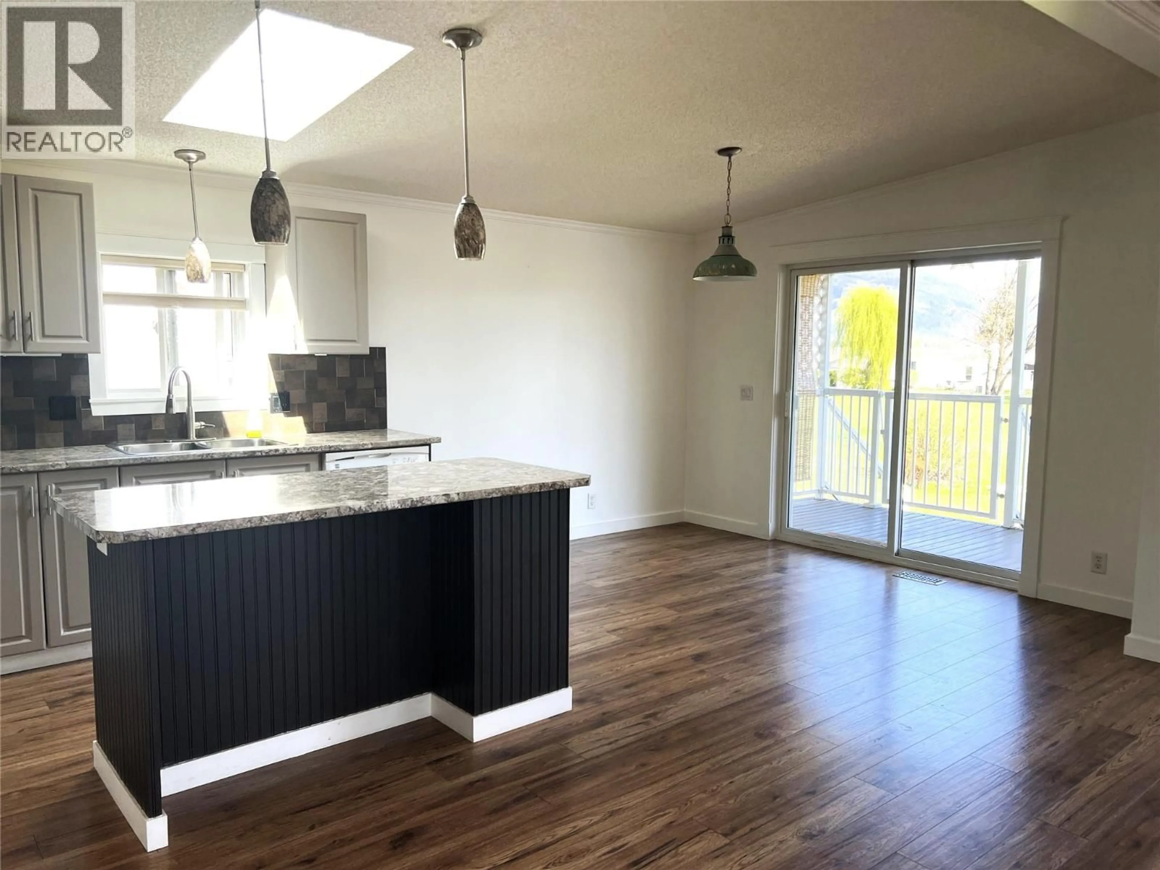Open concept kitchen, wood/laminate floor for 101 - 2932 BUCKLEY ROAD, Sorrento British Columbia V0E2W1