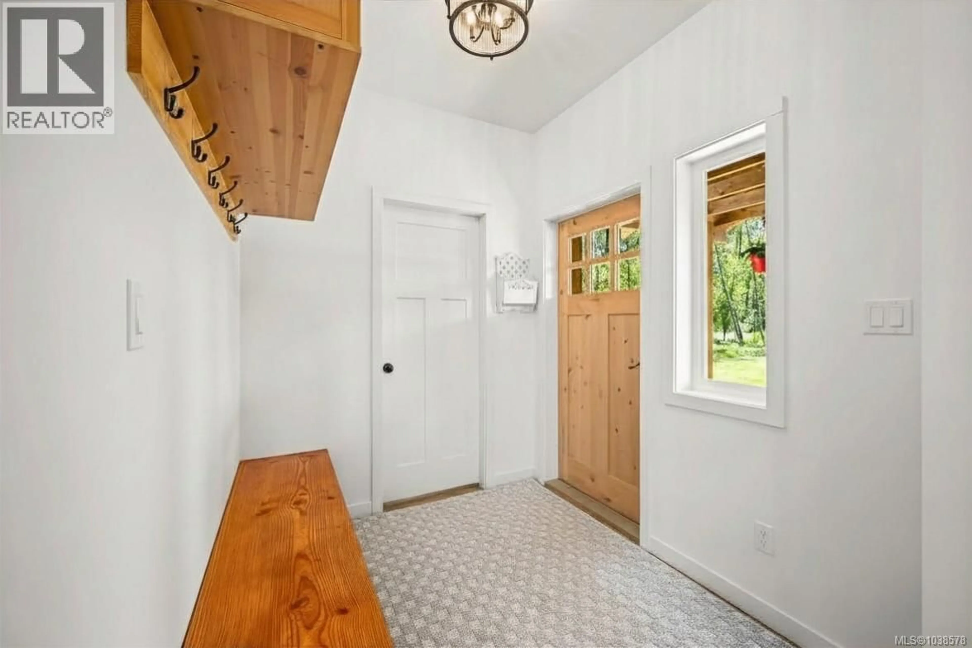 Indoor entryway for 2056 SPIKE ROAD, Courtenay British Columbia V9J1N5