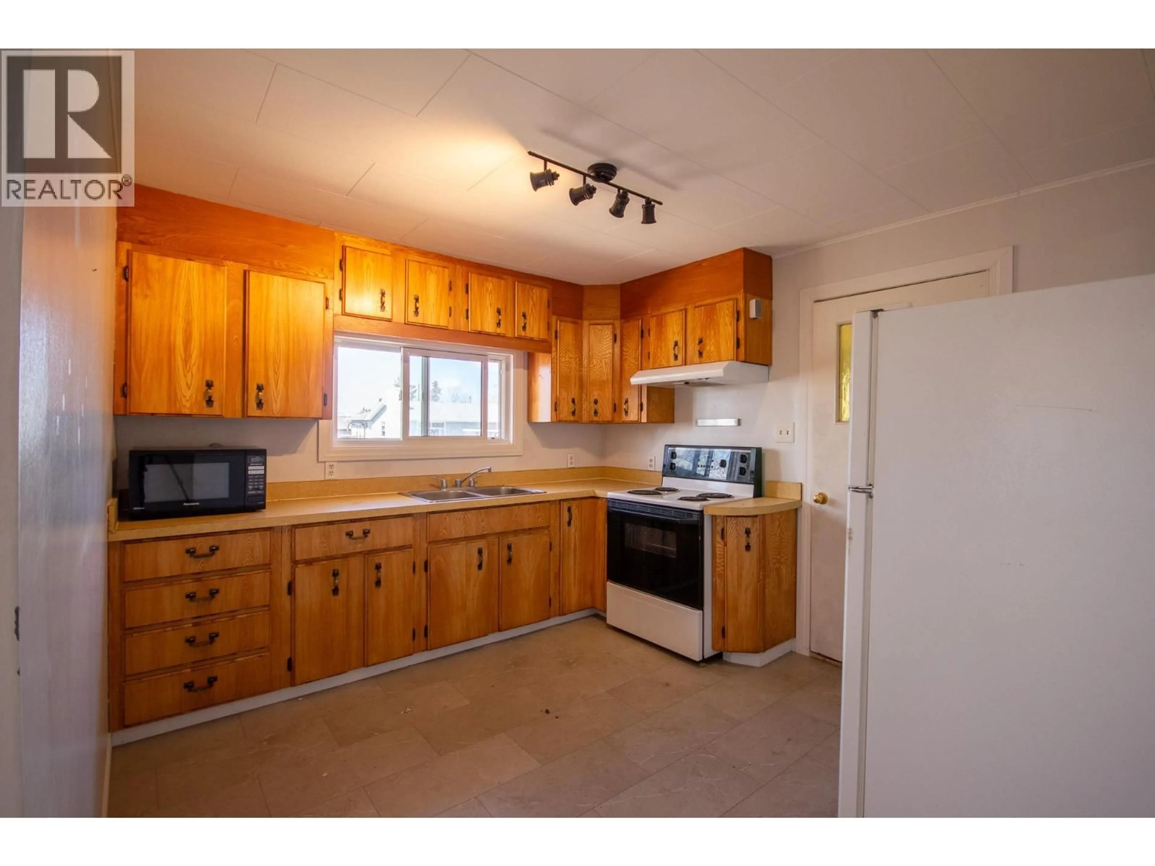 Standard kitchen, unknown for 9208 7 STREET, Dawson Creek British Columbia V1G3M5