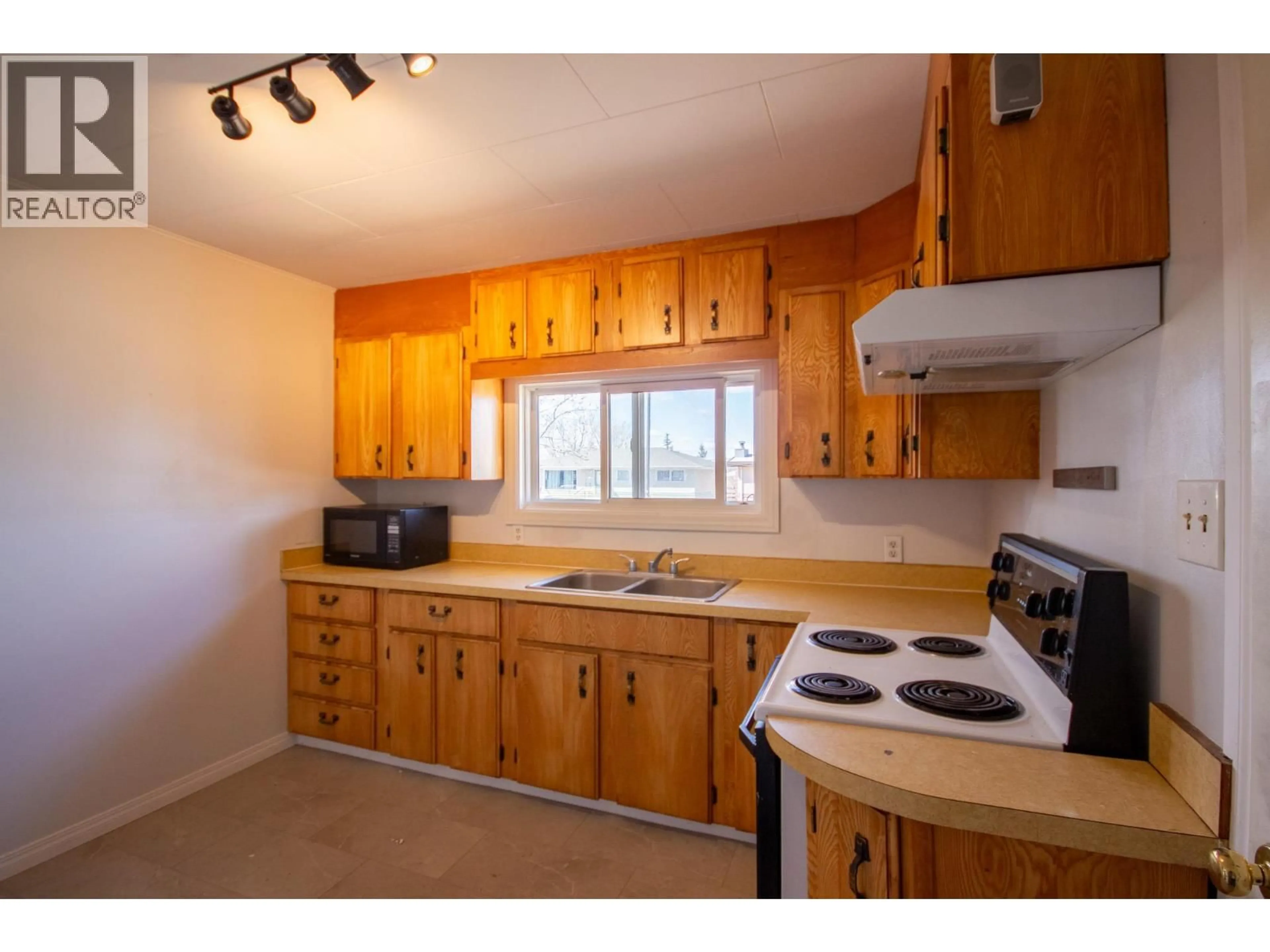 Standard kitchen, wood/laminate floor for 9208 7 STREET, Dawson Creek British Columbia V1G3M5