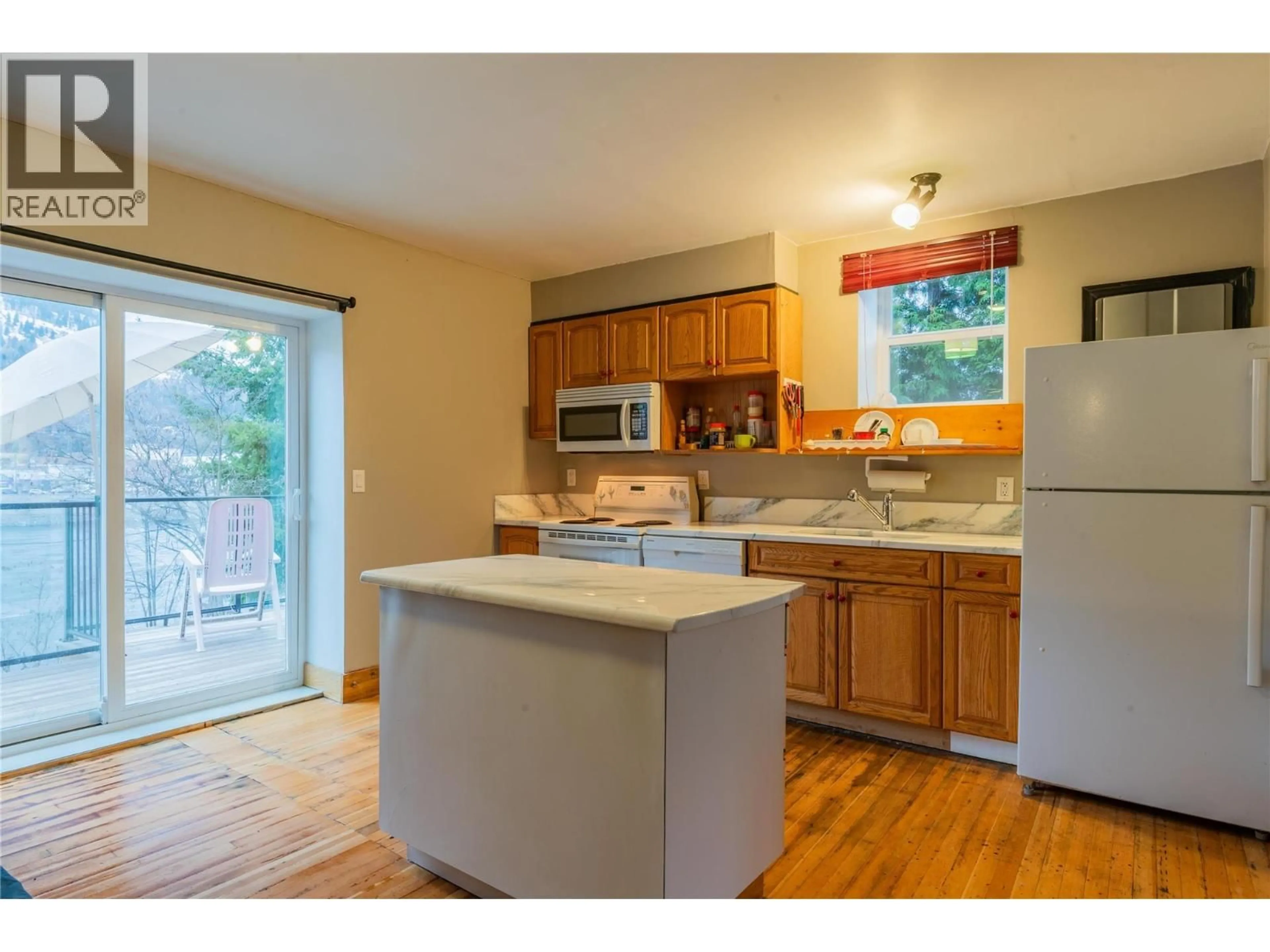 Standard kitchen, wood/laminate floor for 1662 COLUMBIA AVENUE, Trail British Columbia V1R1K2