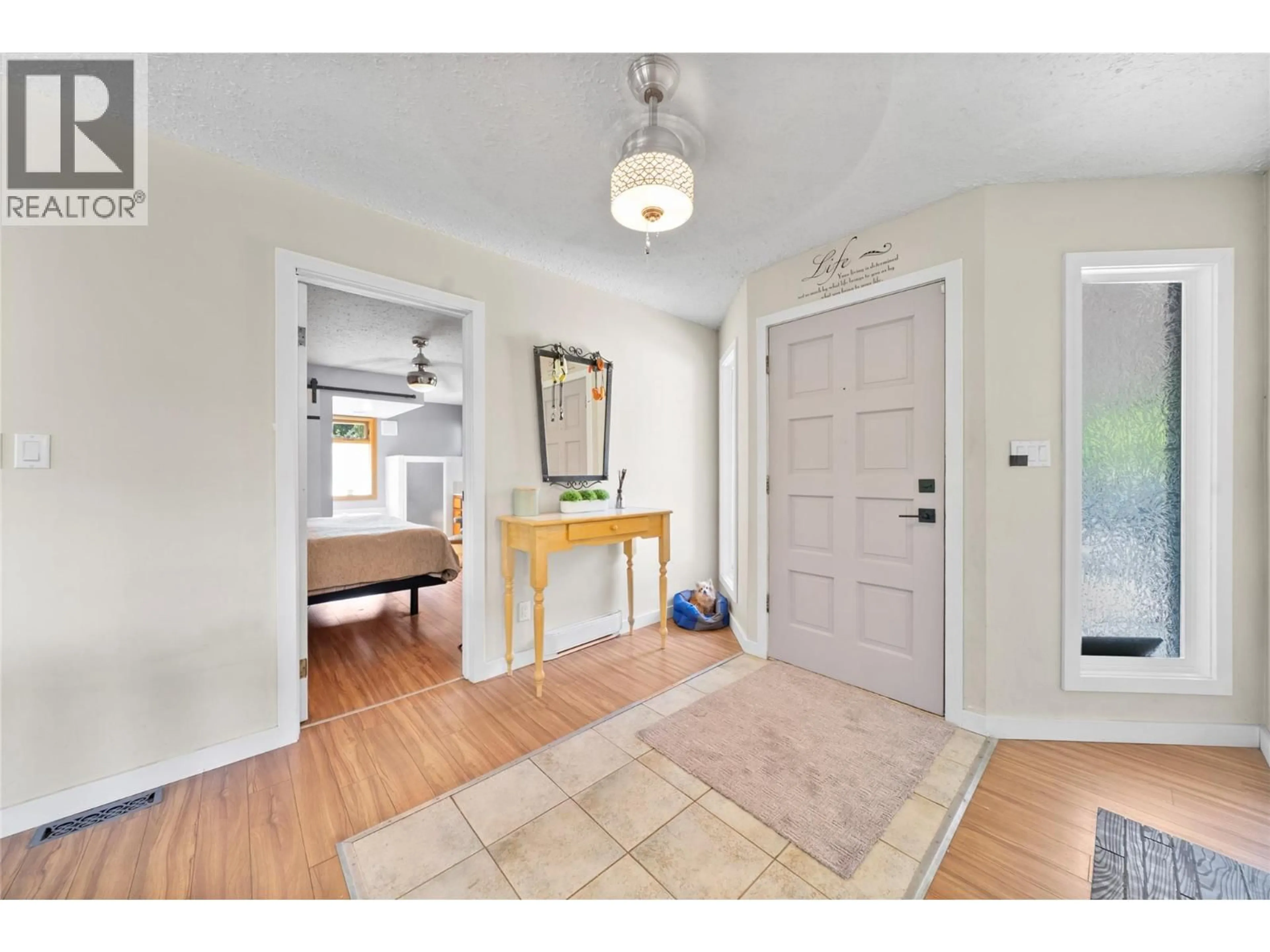 Indoor entryway for 2499 RIDGEVIEW PLACE, Blind Bay British Columbia V0E1H2