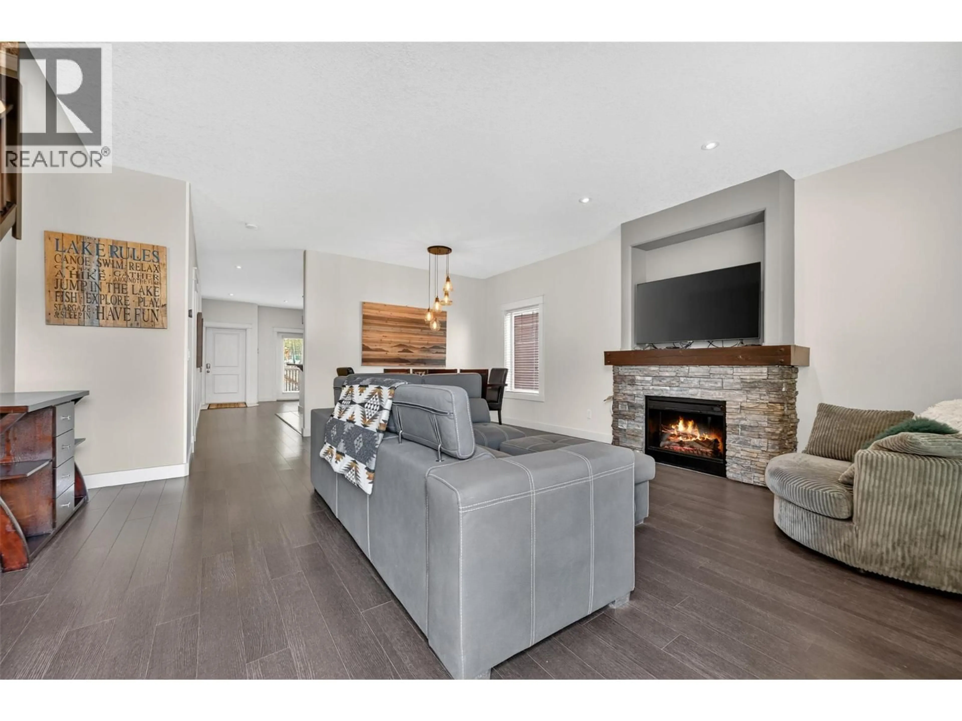 Living room with furniture, wood/laminate floor for 6 - 1904 PINERIDGE MOUNTAIN LINK OTHER, Invermere British Columbia V0A1K4