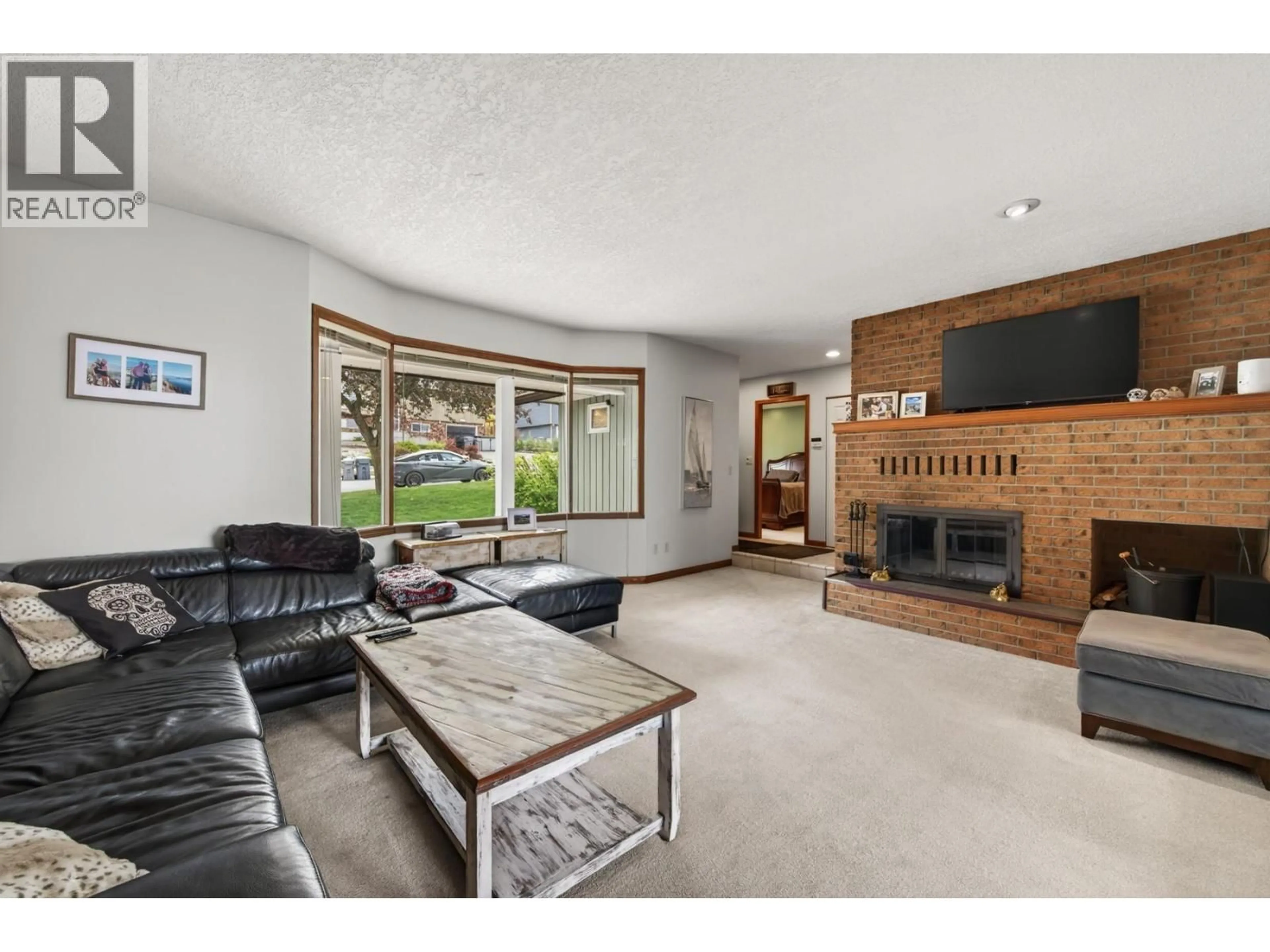 Living room with furniture, unknown for 680 FLEMING DRIVE, Kamloops British Columbia V1S1B3