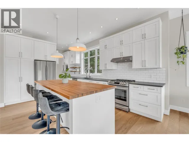 8388 PRINCETON SUMMERLAND ROAD, Summerland 4