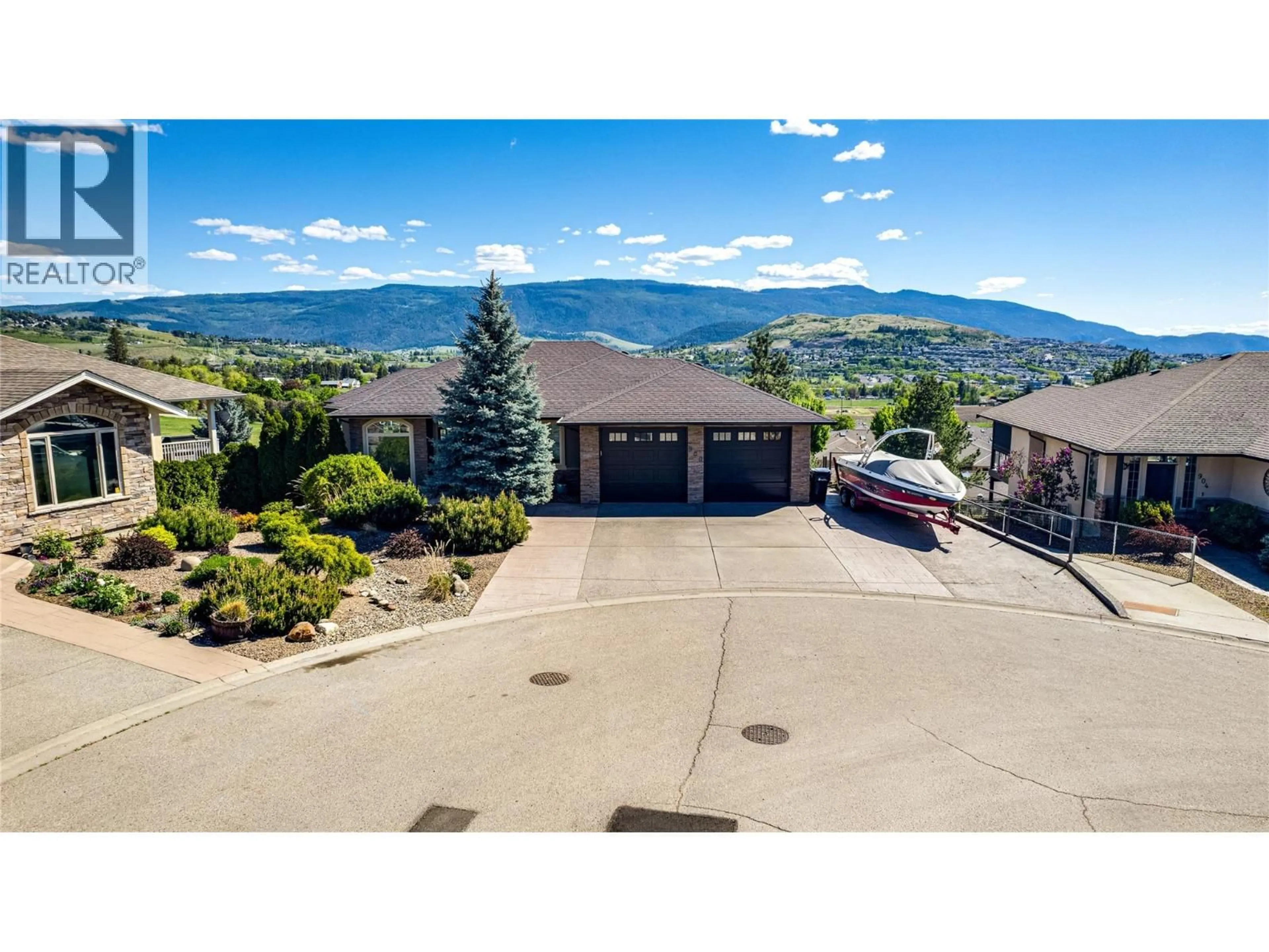 A pic from outside/outdoor area/front of a property/back of a property/a pic from drone, mountain view for 900 33 AVENUE, Vernon British Columbia V1T9V7