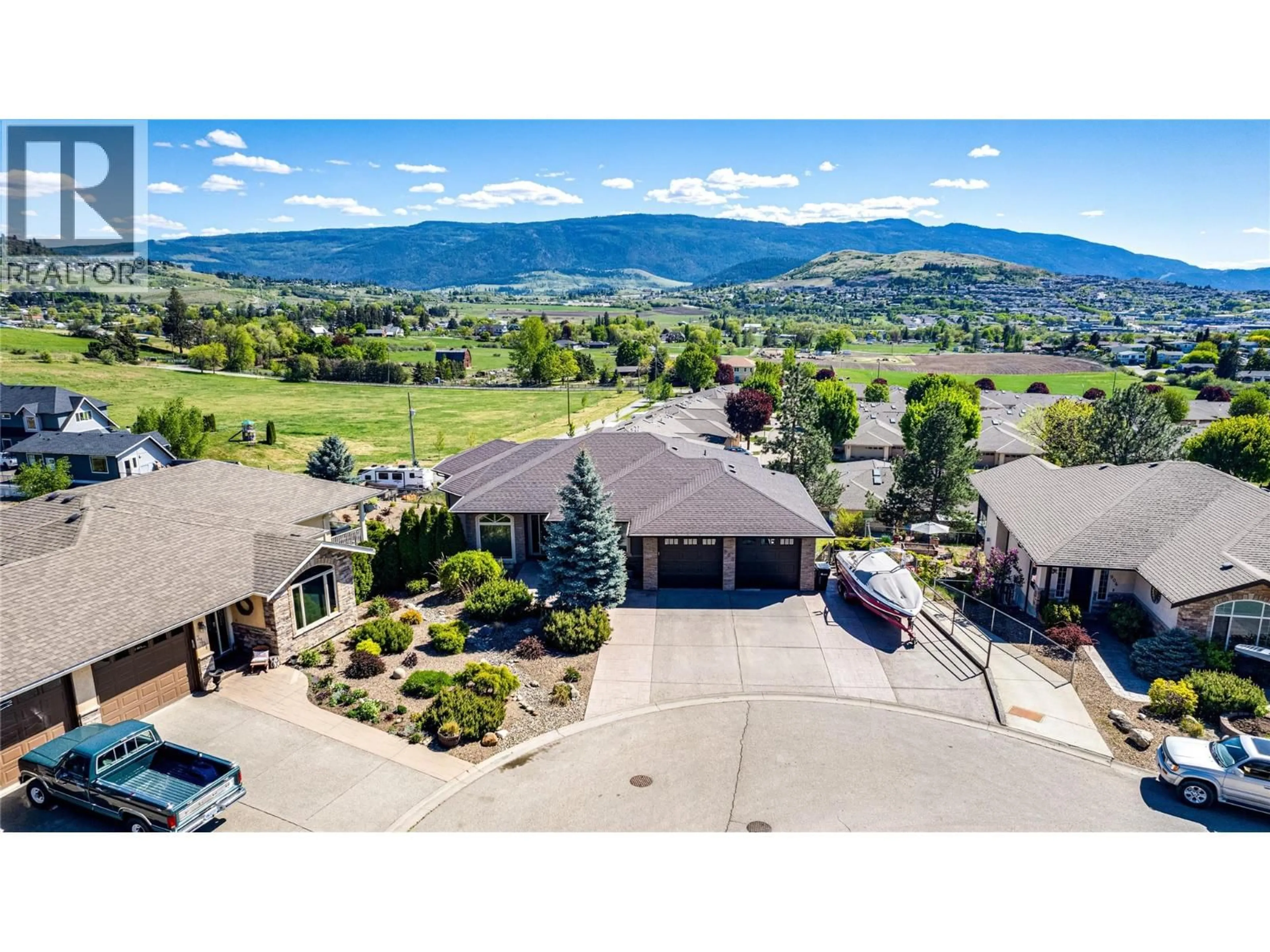 A pic from outside/outdoor area/front of a property/back of a property/a pic from drone, mountain view for 900 33 AVENUE, Vernon British Columbia V1T9V7