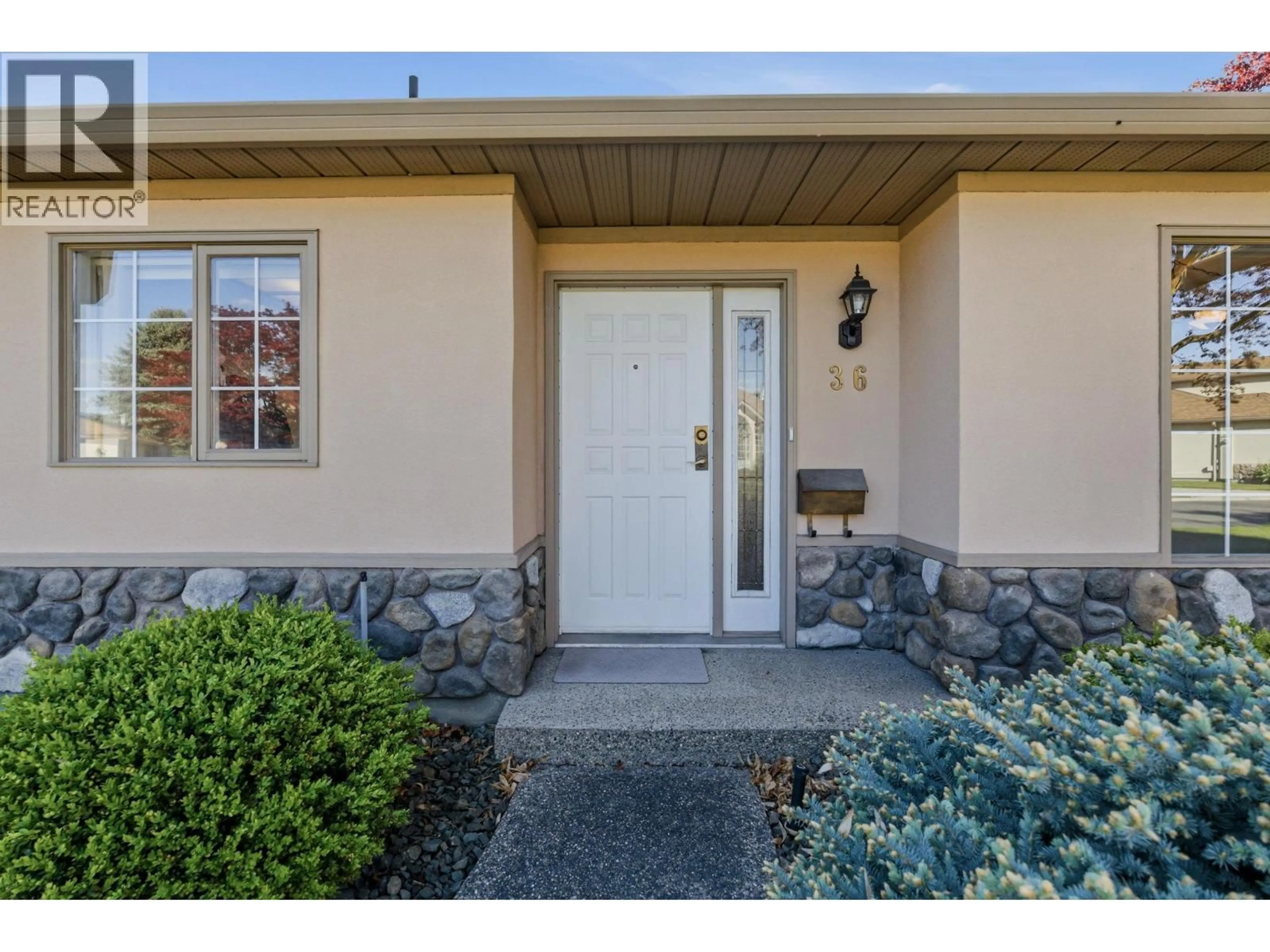 Indoor entryway for 36 - 1201 CAMERON AVENUE, Kelowna British Columbia V1W3R7