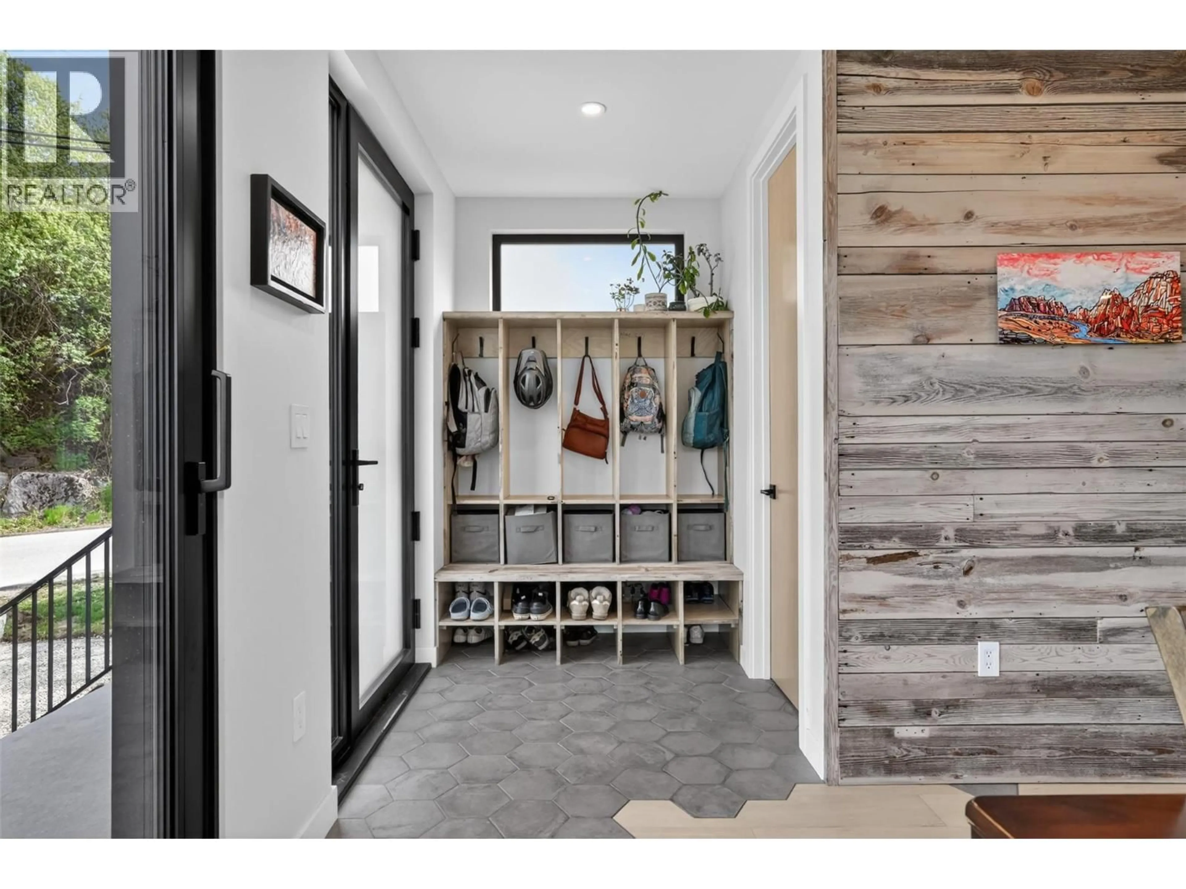 Indoor entryway for 9 - 9 PINE STREET, Nelson British Columbia V1L2J8