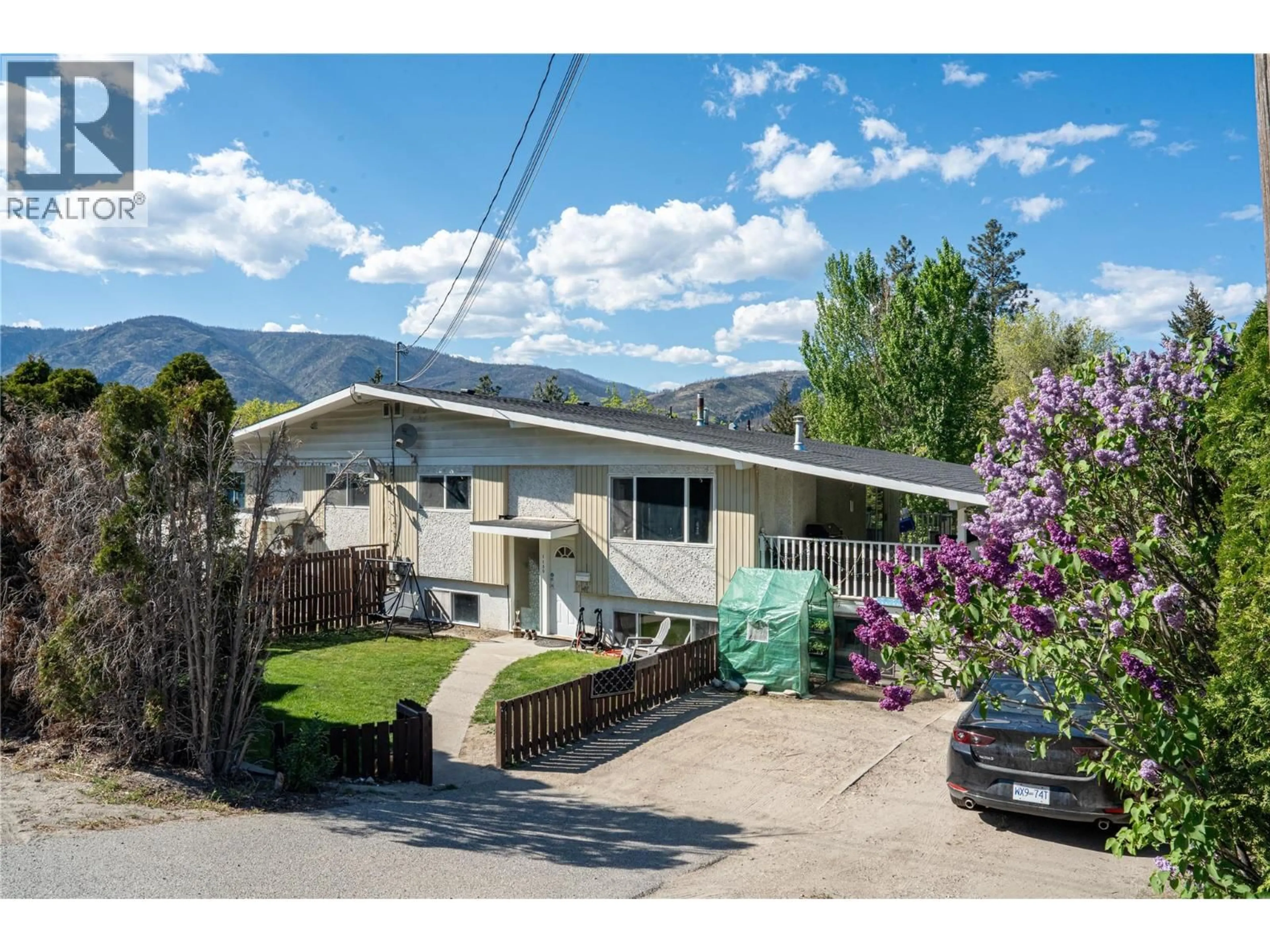 Home with vinyl exterior material, mountain view for 1150-1152 HUDSON ROAD, Kelowna British Columbia V1Z1J3